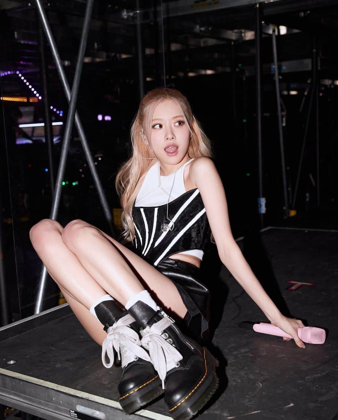 ロゼさんのインスタグラム写真 - (ロゼInstagram)「Lala land.. what a dream. I cannot get over how wild LA was. So happy we got to end our US dates in LA and I would like to say a big thank you all the staff, dancers, band and of course our members for all the hard work that was put into completing our US dates. Love u all. Europe you’re up next!!! Get ready to party ✌🏼」11月25日 10時39分 - roses_are_rosie