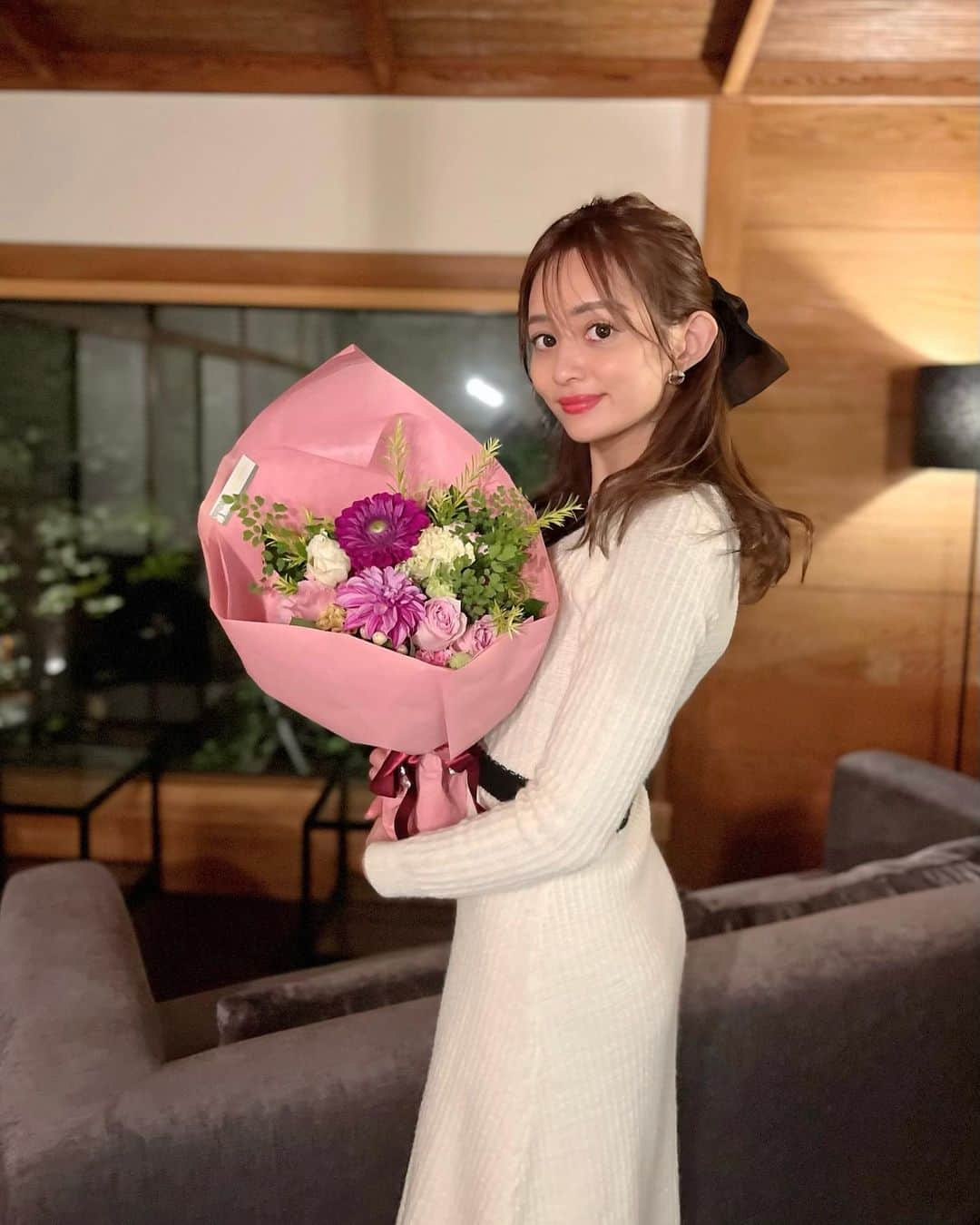 橘リンさんのインスタグラム写真 - (橘リンInstagram)「また歳をひとつ重ねました💐  たくさんのお祝いメッセージに たくさんの愛を感じました。 ありがとうございます🥹  健康に生きていられる事、 家族や周りの人が居てくれる事に 感謝してこの一年も楽しみたい🥰  そして人生はあっという間な気がして 毎日悔いなく、後悔しないように 全力でやりたい事はやろうって再確認できた日になった🫣  そして今年の誕生日は @watahan_oncri さんで過ごしました🌿  空間からお料理からおもてなしまで素敵すぎて お陰で忘れられない１日になりました😊  またお店の事も投稿します✍️  という事で、 この一年もよろしくお願いします💘  #1125 #バースデー #誕生日 #誕生日サプライズ #birthday」11月25日 11時37分 - rincharon