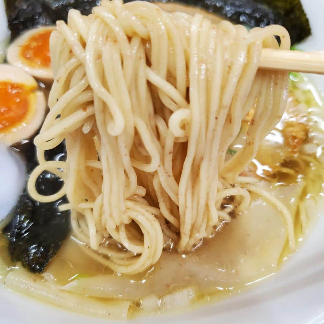 田畑竜介さんのインスタグラム写真 - (田畑竜介Instagram)「摂津さんと一緒に麺ランチ🍜  開店直後だったので、並ばずに入れました😌  いや～美味しかった😋 スープまで飲み干しちゃいました🎶 白玉の中にミンチが入ってるトッピングも 美味しかった😊  RKBラジオを店内で聞いてくださり ありがとうございます🙇⤵️  #糸島市 #糸島ランチ #ラーメン  #しまそば #塩ラーメン #塩ラーメン大」11月25日 14時12分 - tabacchi_rkb