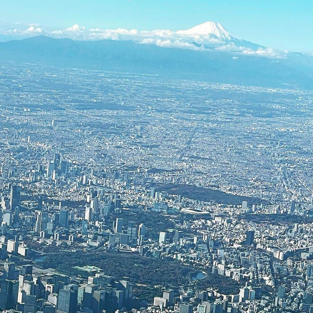 辻仁成さんのインスタグラム写真 - (辻仁成Instagram)「皆さん、お世話になりました。 富士山が見送ってくれました。 赤いのは東京タワー スカイツリーさんも見送ってくれました、笑 また会う日まで、、、  空から見た絶景の富士山をどうぞ！」11月25日 15時22分 - tsujihitonari