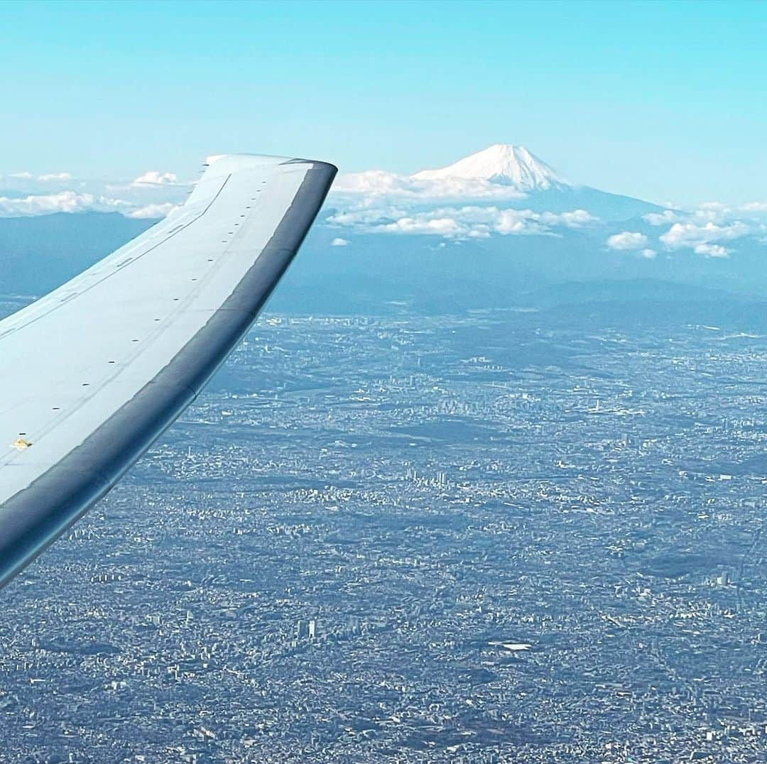 辻仁成さんのインスタグラム写真 - (辻仁成Instagram)「皆さん、お世話になりました。 富士山が見送ってくれました。 赤いのは東京タワー スカイツリーさんも見送ってくれました、笑 また会う日まで、、、  空から見た絶景の富士山をどうぞ！」11月25日 15時22分 - tsujihitonari