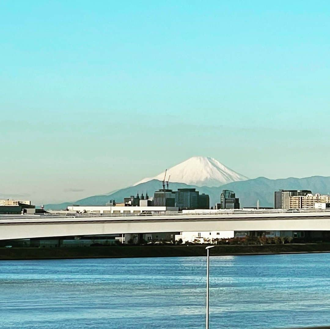 辻仁成さんのインスタグラム写真 - (辻仁成Instagram)「皆さん、お世話になりました。 富士山が見送ってくれました。 赤いのは東京タワー スカイツリーさんも見送ってくれました、笑 また会う日まで、、、  空から見た絶景の富士山をどうぞ！」11月25日 15時22分 - tsujihitonari