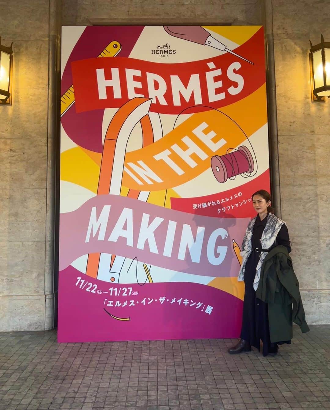 白澤貴子さんのインスタグラム写真 - (白澤貴子Instagram)「Preview of HERMÈS IN THE MAKING in Kyoto  現在京都市京セラ美術館にて開催されている「エルメス・イン・ザ・メイキング」展のレセプションツアーにご招待いただいた先日。  ５年半ほど前に表参道ヒルズで行われた手しごとを実演しながら紹介するイベントを更に深掘りし、進化させた今回は、エルメスの職人たちへの敬意が一層強く感じられる一方で、私の大好きな本国の馬術イベント、ソーエルメスを彷彿とさせる愉しさもあり、正直なところレセプションで設けられた時間ではまったく足りないと感じるほど濃い内容。  あっという間のひとときだったのに、あまりにもたくさんの感動とメッセージを受け取り、参加したベテランの編集者たちが口を揃えて「何文字あっても語り尽くせない」と言っていたのがとても印象的だった。  かくいう私もすぐにはまとまりきらず、そばにいる様々な人と言葉を交わしながら自分の心の中に残ったキーワードをひとつひとつ削ぎ落としていき、３日目の昨日、最後に残ったのは「情熱」という言葉。  既に絶えてしまったと思われていたドイツの伝統的な染色技法を世界各国巡って10年もの年月をかけて探し続け、遂にここ日本・京都で発見したその情熱。 馬から車へと移動手段が大きく変わり、経営危機となったエルメスを支えた職人たちと経営者のその情熱。 現状に甘んじず、古いものだけでなく新しい技術や考え方も積極的に取り入れたいと奮闘するその情熱。 職人たちが切磋琢磨しながらより良いモノを作り、そして修理技術も高めたいというその情熱。  こんなにもエルメスに関わる人たちに素晴らしき誇りを感じられるのは、情熱という歴史があり、そしてそれが今もまったく衰えることなく続いているからだと。  情熱はそう簡単に燃やし続けられるものじゃない。 それをするためには勇気がセット。 個人的には、今はそんな気がしてる。  またエルメスの存在のおかげで背筋がピンと伸びた。  こうして肌でスピリットを感じられることに心から感謝。  #本当は他にも紹介したいキーワードがたくさん #依存しないという話 #農業という話 #また別の機会に #hermès_et_tahco #エルメスインザメイキング」11月25日 15時44分 - takakoshirasawa