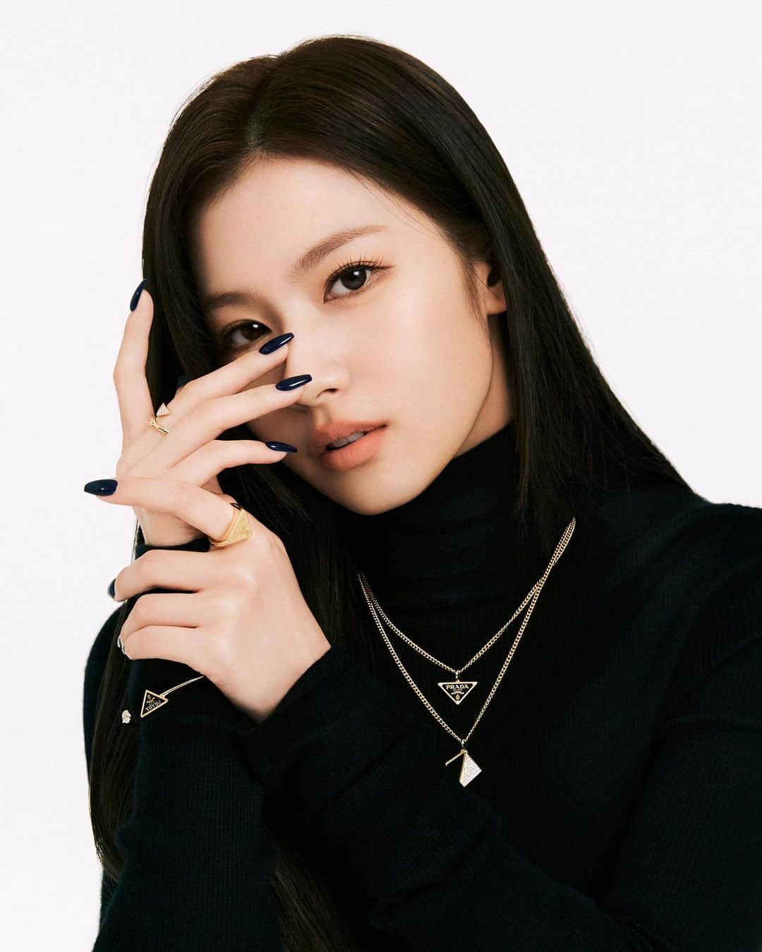 TWICEさんのインスタグラム写真 - (TWICEInstagram)「#광고 #사나  프라다 파인 주얼리, 이터널 골드🖤 #PradaFineJewelry @prada」11月25日 16時30分 - twicetagram