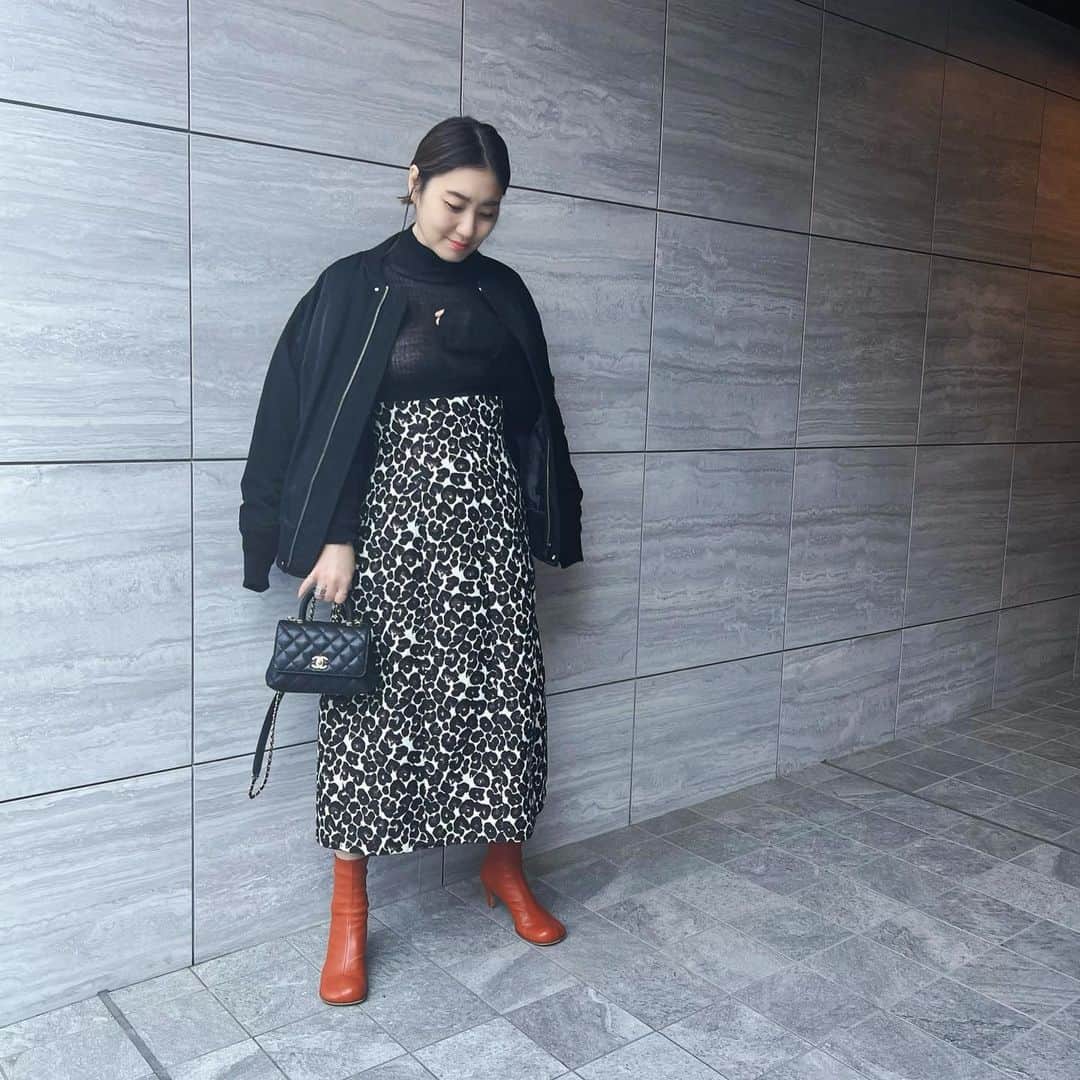 東原妙子さんのインスタグラム写真 - (東原妙子Instagram)「🐆🐆🐆 ヒョウの日でした。 花柄みたいなレオパード柄のジャガード♡ . #leopardskirt#ma1#uncrave#knit#auralee#bag#chanel#cocohandle#boots#bottegaveneta」11月25日 16時52分 - taekohigashihara