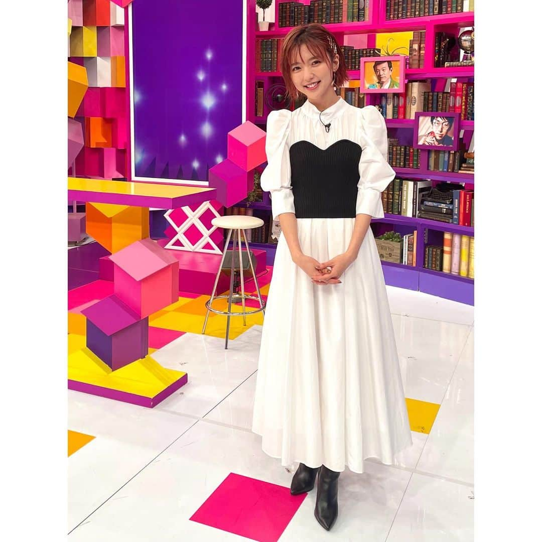 真野恵里菜さんのインスタグラム写真 - (真野恵里菜Instagram)「11月27日(日)22:00〜 「日曜日の初耳学」に出演します📺 約5年ぶりの初耳学！ 番組内容がガラっと変わっていて とても興味深いお話がたくさん聞けました😊 皆さん是非見てください🌷 . . この日の衣装は @lilliancarat_official のワンピース👗 形がとってもキレイで新しいヘアカラーとの相性もよくて お気に入りのスタイリングでした🤍 ヘアピンはこの日の午前中に気になって買ったものを メイクさんに付け方を教えてもらおうと思って持っていきました🤭 ボブヘアーのアレンジ勉強中です！ . . boots @dianashoespress  earring @cocoshnik_official  #衣装 #初耳学 #モノトーンコーデ  #リリアンカラット」11月25日 17時03分 - erinamano_official