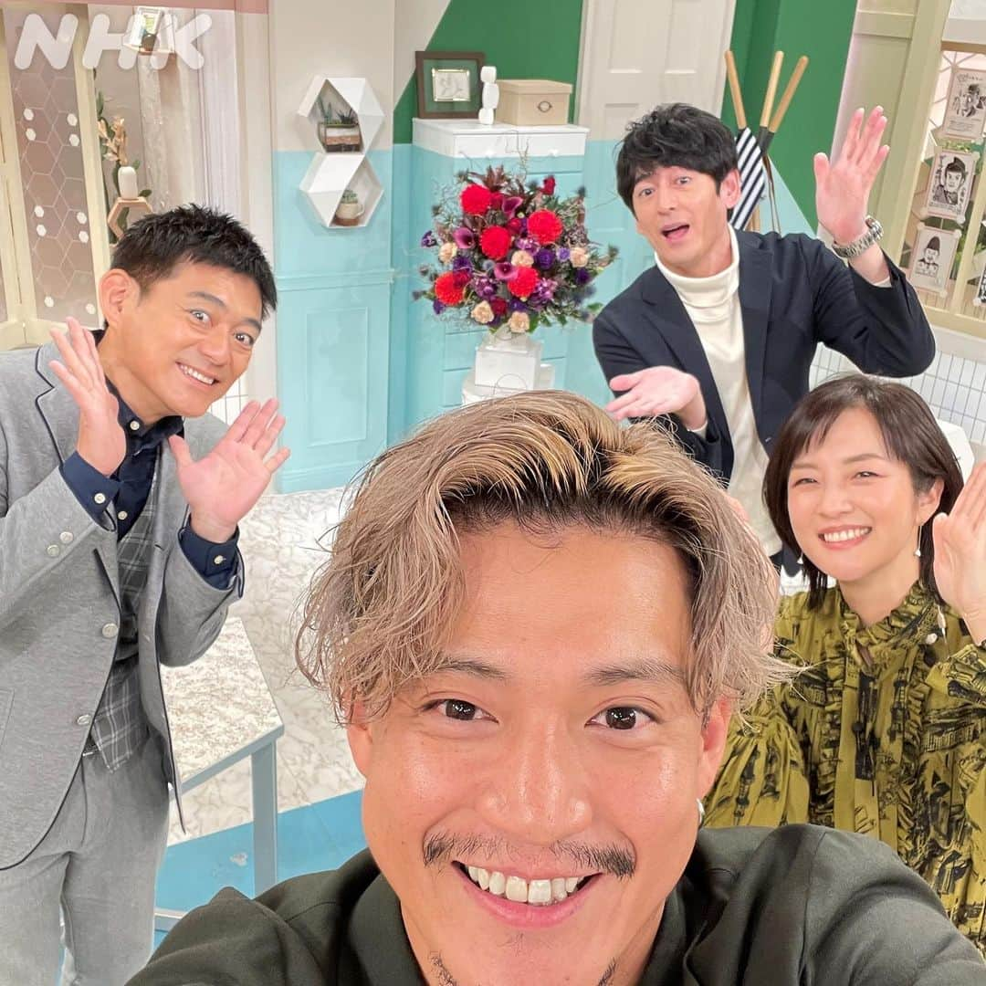 あさイチさんのインスタグラム写真 - (あさイチInstagram)「鈴木です。 今日は“義時”が来てくださいました！小栗旬さん。 「鎌倉殿の13人」での北条義時の闇落ちっぷりや、 皆でディスカッションしながら進めた 撮影の話など詳しく伺いました。  100人以上いるスタッフの顔と名前を覚えるなど 「どの現場でもいつも通り。 自分ができる事をしている」と サラッとおっしゃっていたのが頼もしくて。 小栗さんのようなリーダー、職場に1人いてほしい…！  そして！👉4枚目 今日は短縮放送で聞きたい事が収まらず、 放送後に華丸さんが小栗さんを質問攻め。  華丸さん「比奈とのイノシシのシーンは外？セット？ どちらで撮ったんですか？」 小栗さん「実はセットなんですよ。」 スタジオ一同「えー！？」  という瞬間の１枚でした。  毎週楽しみすぎる鎌倉殿も、あと４回。 義時がどんな末路をたどるのか、見届けます！  @nhk_asaichi  #小栗旬 さん #俳優 #プレミアムトーク #鎌倉殿の13人 @nhk_kamakuradono13 #大河ドラマ #筋トレ #博多華丸大吉 #鈴木奈穂子 アナ #nhk #あさイチ #8時15分から」11月25日 17時07分 - nhk_asaichi