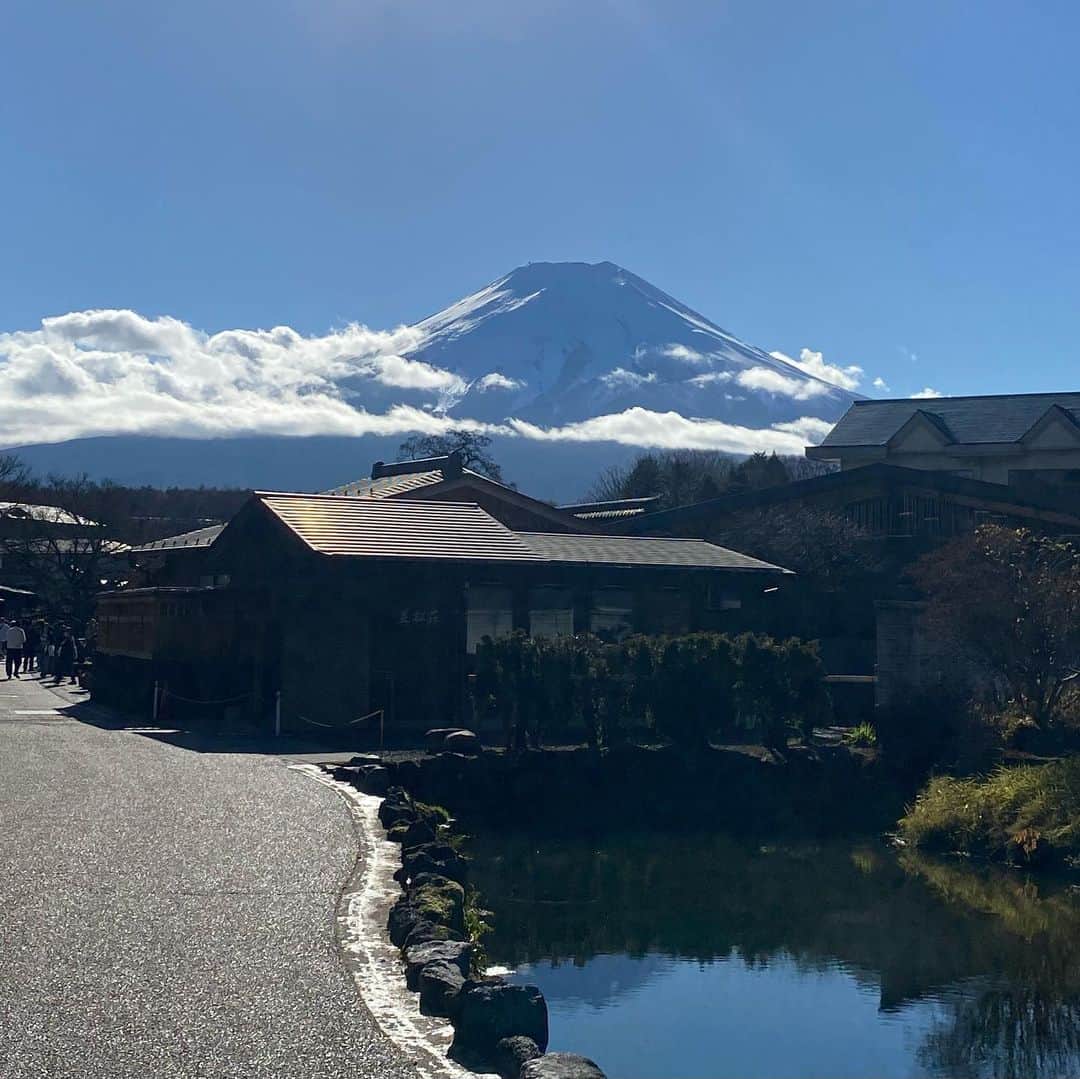 大島璃音さんのインスタグラム写真 - (大島璃音Instagram)「🗻  忍野八海は世界遺産"富士山"の構成資産の一部として登録されています。  全ての池の水が透き通り、どれも違う美しさがあるこの景色を一度この目で見てみたいとずっと思っていたので実際に見られて感動でした✨ よく晴れて空模様が水鏡で映っているのも素敵💭🪞  #世界遺産 #世界遺産巡り  #忍野八海  #富士山」11月25日 17時17分 - rinon_ohshima