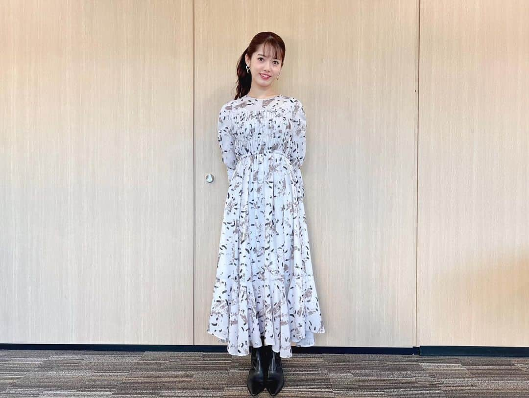 谷尻萌さんのインスタグラム写真 - (谷尻萌Instagram)「こんばんは♪ 一週間お疲れさんやで〜💓 風邪ひいてないですか?🥹  今日は萌はあったかいもこもこのボアコートやったわ〜🥰 寒暖差大きいから服装で上手に調整してなあ🧥😉  今日は晴れた所、多かったけど 明日は雨になる所もあるから 雨に濡れて風邪ひかんようにしてな☔️🥹  ほな素敵な金曜日の夜を〜🌉🧡✨  #めざましテレビ　#お天気キャスター #ポニーテール　#ボアコート #黒ブーツ」11月25日 17時45分 - tanijiri_moe