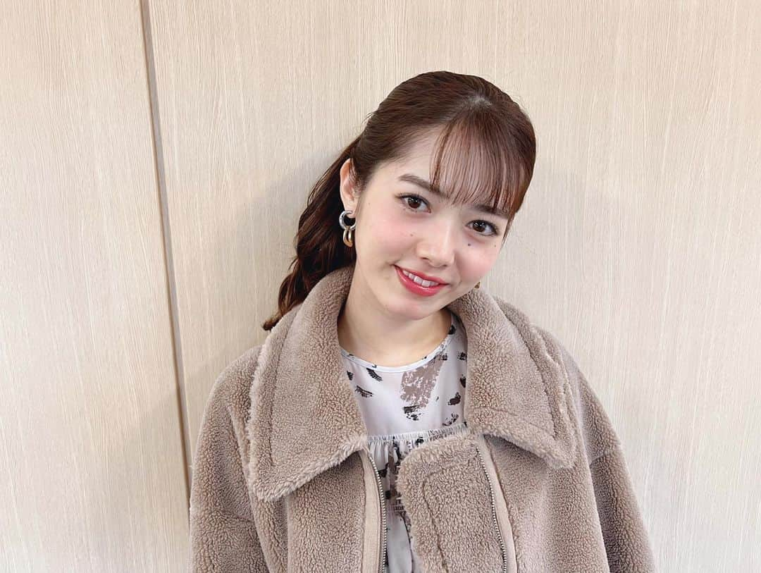 谷尻萌さんのインスタグラム写真 - (谷尻萌Instagram)「こんばんは♪ 一週間お疲れさんやで〜💓 風邪ひいてないですか?🥹  今日は萌はあったかいもこもこのボアコートやったわ〜🥰 寒暖差大きいから服装で上手に調整してなあ🧥😉  今日は晴れた所、多かったけど 明日は雨になる所もあるから 雨に濡れて風邪ひかんようにしてな☔️🥹  ほな素敵な金曜日の夜を〜🌉🧡✨  #めざましテレビ　#お天気キャスター #ポニーテール　#ボアコート #黒ブーツ」11月25日 17時45分 - tanijiri_moe