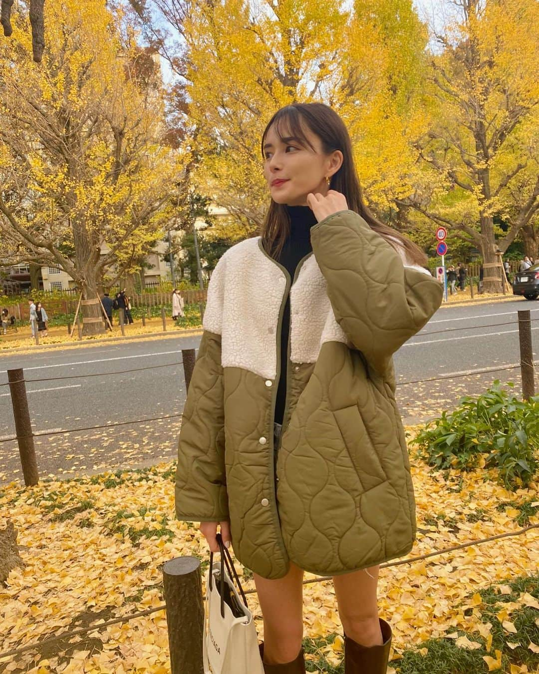 くるみさんのインスタグラム写真 - (くるみInstagram)「昨日銀杏並木いってきた🍁あったかくてお散歩日和だった☀️ 👚　@tothesea_hawaii」11月25日 18時47分 - kurumikahn