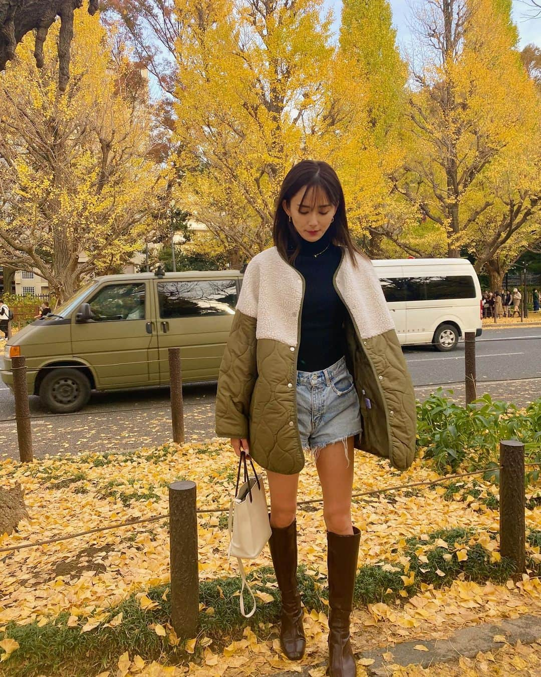 くるみさんのインスタグラム写真 - (くるみInstagram)「昨日銀杏並木いってきた🍁あったかくてお散歩日和だった☀️ 👚　@tothesea_hawaii」11月25日 18時47分 - kurumikahn