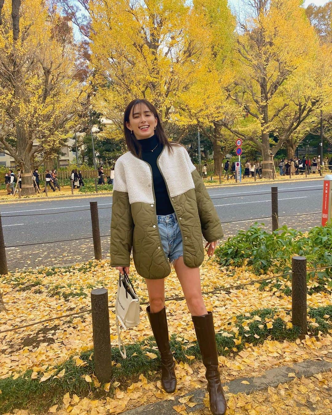 くるみさんのインスタグラム写真 - (くるみInstagram)「昨日銀杏並木いってきた🍁あったかくてお散歩日和だった☀️ 👚　@tothesea_hawaii」11月25日 18時47分 - kurumikahn