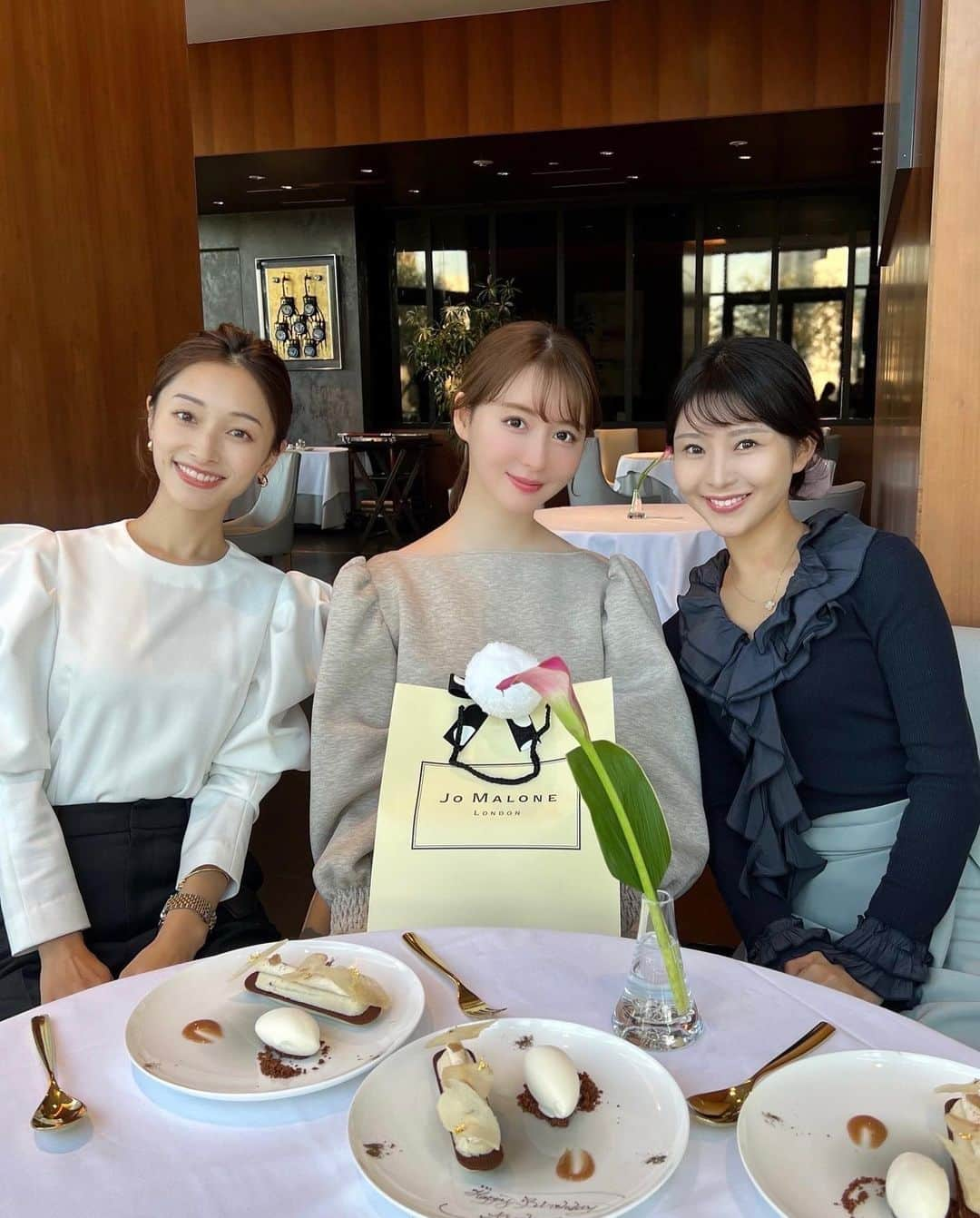 吉田理紗さんのインスタグラム写真 - (吉田理紗Instagram)「幸せすぎたランチ会💘💘💘  2人ともこんなにこんなに可愛いのに 気取らなくて優しくて天使のようでした👼🏻💞  楽しくて時間忘れて最後は私たちだけに🥹 時間があっという間だったな〜❤️  話せば話すほど魅力的で 大人になってからこんな素敵なお友達に出会えて幸せ🌸  お料理もとっても美味しかったし お店の方も優しくてぜひまた伺いたい🍽💖  #フィリップミル東京 #フィリップミル六本木テラス #女子会 #女子会ランチ #フレンチ #東京フレンチ #東京グルメ」11月25日 20時34分 - yoshirisaa