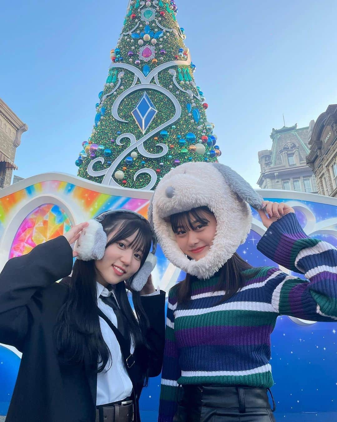 水戸由菜さんのインスタグラム写真 - (水戸由菜Instagram)「・ USJの『RED HOT CHRISTMAS』行ってきた！ 今回はエクスプレス・パスも使って充実してきた😏  人気アトラクションの待ち時間をギュッと短縮して、確実に効率よくあそべるよ！  スーパー・ニンテンドー・ワールドへの入場が確約されているの！  2022年最後にらんと楽しい思い出作れた🥳  今回は「ザ シンギュラリホテル&スカイスパ アット ユニバーサル・スタジオ・ジャパン」に泊まったの·͜· ♡  USJから近くて、楽しんだ後に綺麗なホテルでゆっくりできるのいいよね(^^)  @yaseo.ran @universal_studios_japan  ※撮影時のみマスクを外しています   #USJ #ユニバ #NOLIMIT #クリスマス #PR」11月25日 20時44分 - yuna_3047