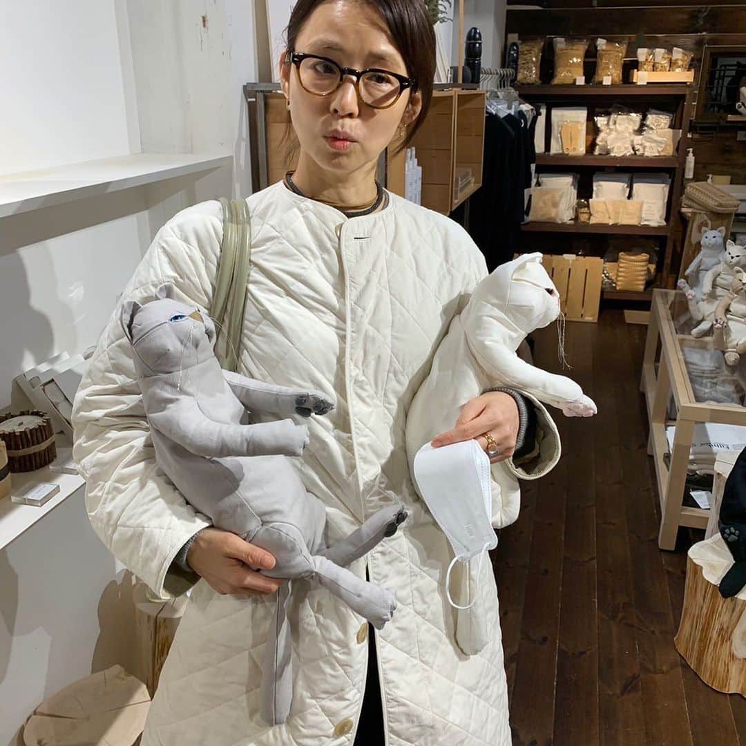 石田ゆり子さんのインスタグラム写真 - (石田ゆり子Instagram)「引力のある作品にまた出会ってしまった👀👏🏻🕊🐈 なんですか、この、可愛さは。そして、生地の選び方、 フォルムと手触り，重さ、 シルエット。 素晴らしい。 ヒバを入れることができるポケットが付いています。 井澤佳織さんの作品です。 「15匹の猫と5匹の鳩と」 中目黒のカルデサックにて 明日と明後日，展示会だそうです。 どの子も、ほんとうに、 魅力的でした…😭🙏🏻👏🏻 @forestsydukke  @culdesac.japon」11月25日 21時41分 - yuriyuri1003