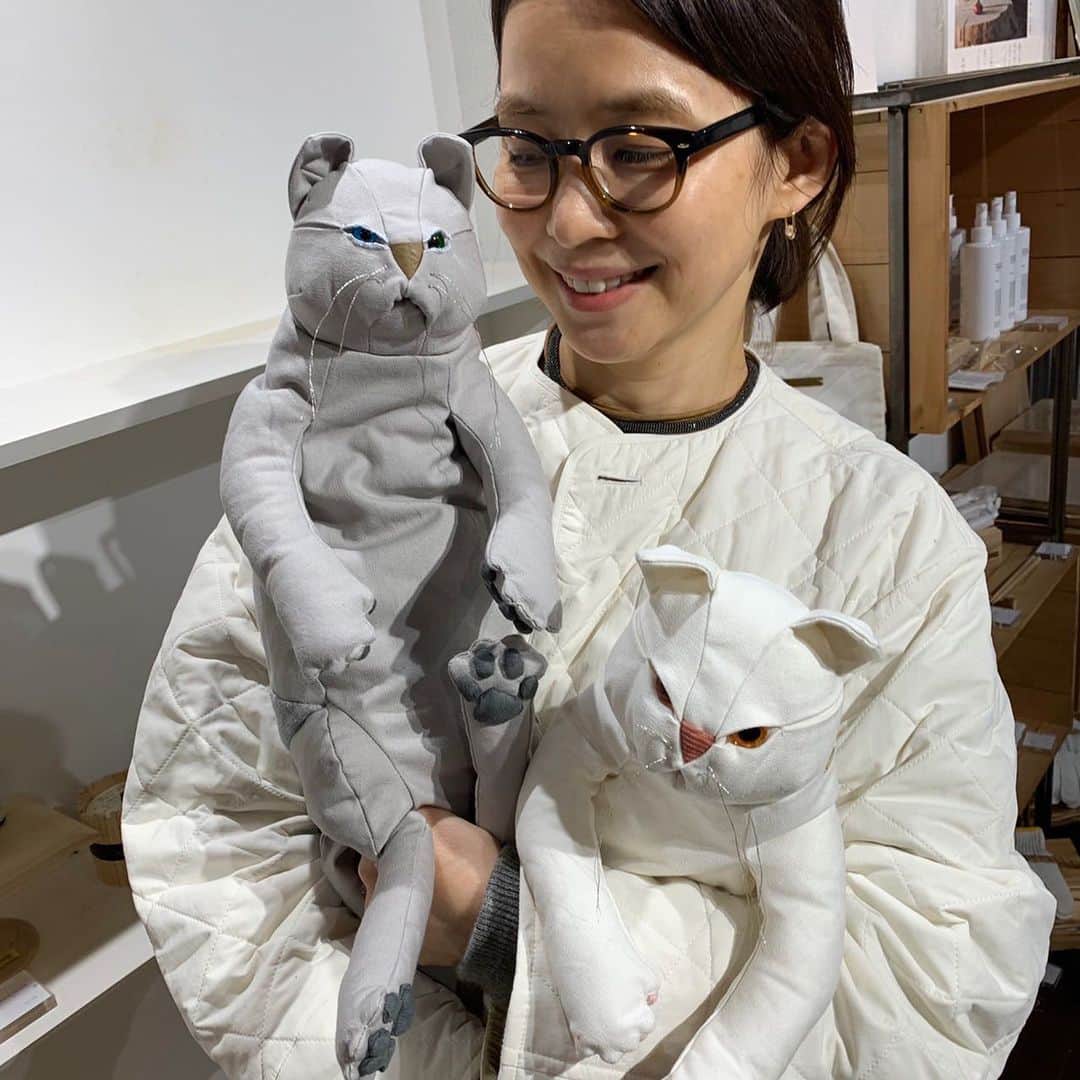 石田ゆり子さんのインスタグラム写真 - (石田ゆり子Instagram)「引力のある作品にまた出会ってしまった👀👏🏻🕊🐈 なんですか、この、可愛さは。そして、生地の選び方、 フォルムと手触り，重さ、 シルエット。 素晴らしい。 ヒバを入れることができるポケットが付いています。 井澤佳織さんの作品です。 「15匹の猫と5匹の鳩と」 中目黒のカルデサックにて 明日と明後日，展示会だそうです。 どの子も、ほんとうに、 魅力的でした…😭🙏🏻👏🏻 @forestsydukke  @culdesac.japon」11月25日 21時41分 - yuriyuri1003