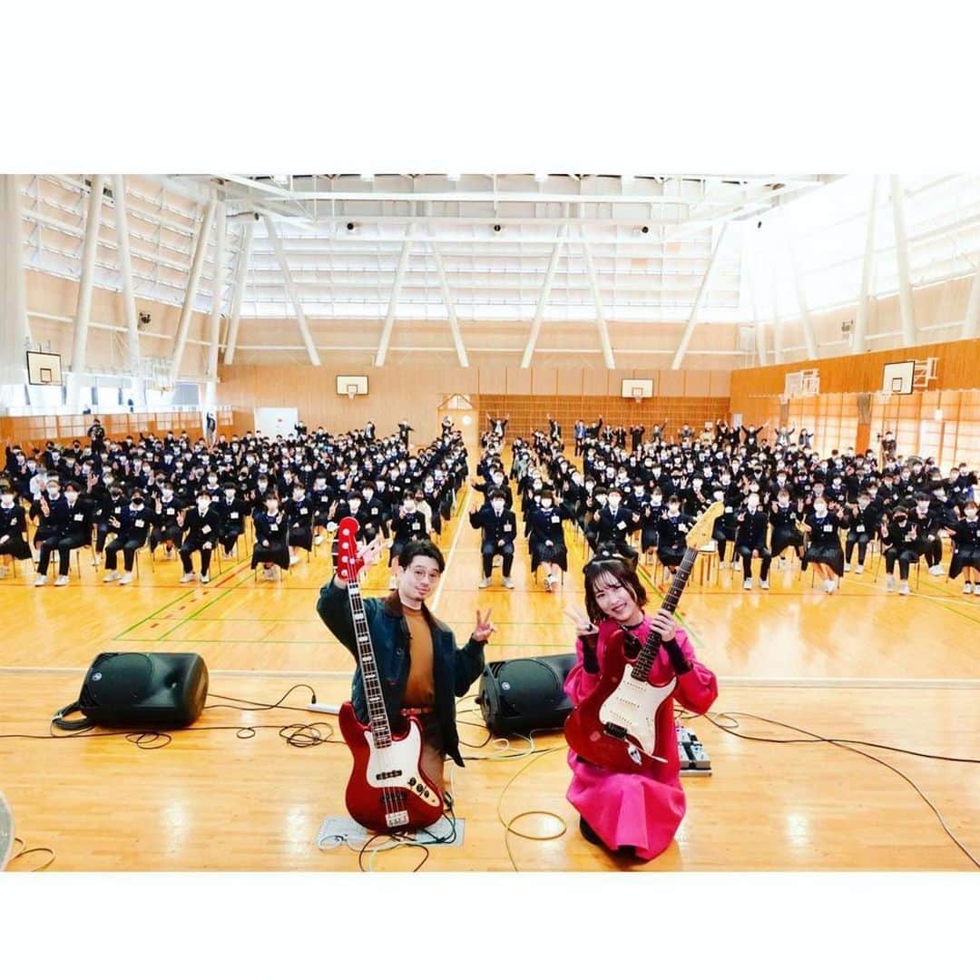 ハマ・オカモトさんのインスタグラム写真 - (ハマ・オカモトInstagram)「🎸  Fender 75周年を記念した チャリティーの一環で、 福井県にある丸岡南中学校を訪ね、ギターやベースの贈呈式に参加しました。  この日のために楽器を練習した生徒のみんなによるバンド演奏を見たり、慣れない"先生呼び"を受けながらの特別講義をしたり、Rei( @guita_rei )と演奏もしました。  この日対峙したみんなと同じ年頃で楽器を始めたので、なんだか感慨深かったです。 突然やってきたギターお姉さんとベースメガネからのなにかしらで、なにか得るものがあったのならいいな、と思います。  僕は間違いなく、あの頃楽器に出会ったことがキッカケで人生が変わりました。  最後はReiと全校生徒の前で「Crossroads」をCreamのそれでやりました。 BTTFでマーティーが「Johnny B. Goode」を演奏したあとの発言をもじり、 "I guess you guys aren't ready for that yet. But your grandparents are gonna love it." てな気持ちになりました。  素晴らしい経験をありがとうございました😌」11月25日 21時49分 - hama_okamoto