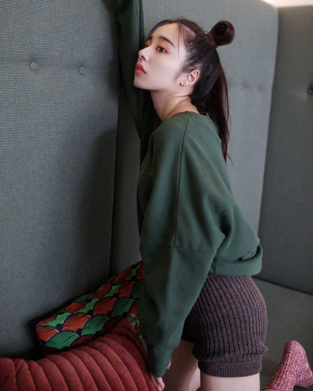 川村真洋さんのインスタグラム写真 - (川村真洋Instagram)「🩲🤎  久々のショーパンスタイル🐈  ラメ混ニット可愛いくて、、色も好き。 @tiit_tokyo のセットアップだよ！」11月25日 22時56分 - mahiro_kawamura_official