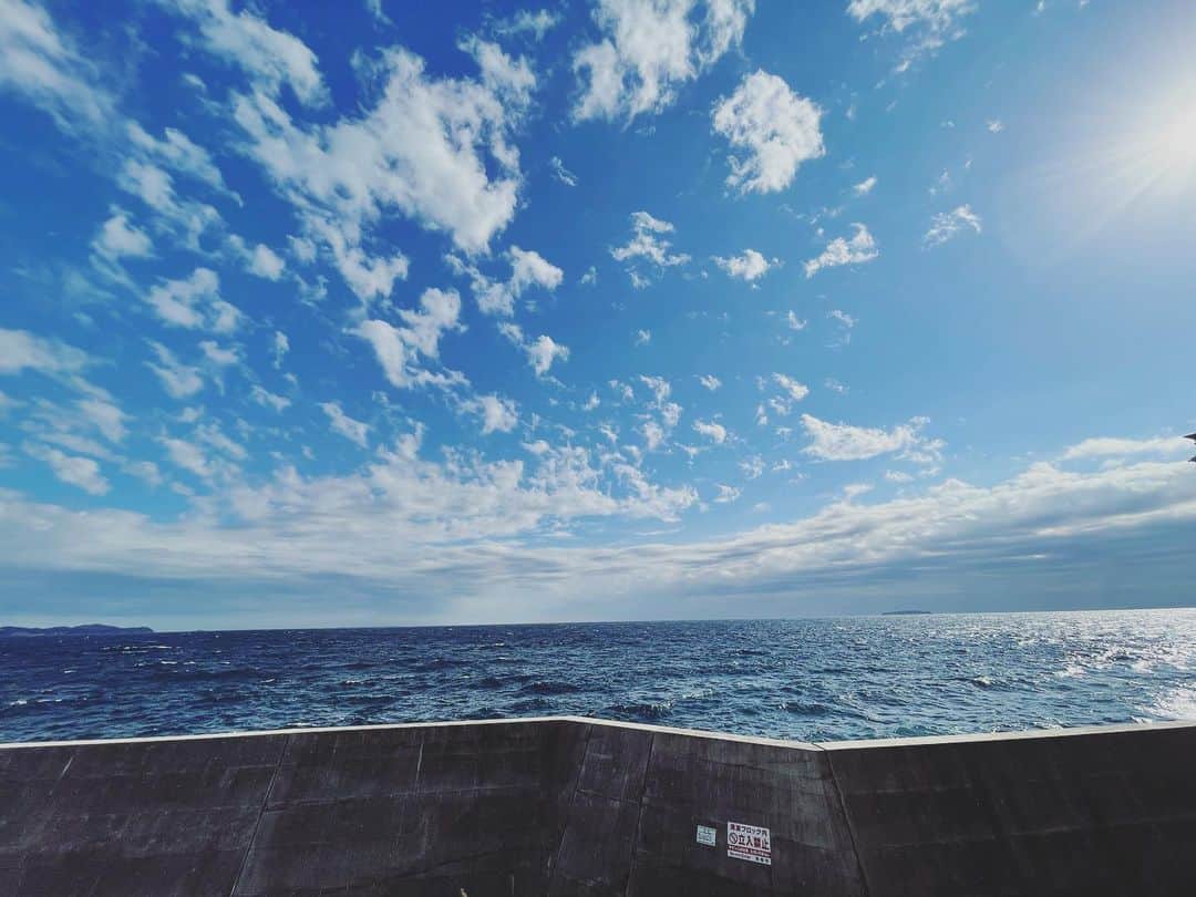 本田朋子さんのインスタグラム写真 - (本田朋子Instagram)「少し前ですが。 まだまだ冬の訪れを感じさせない暖かさの中、穏やかな海に癒されました。 今年の冬は気温が低めという予想もあるので、この過ごしやすい季節を満喫しておきたいです♡」11月25日 23時43分 - tomoko_honda_official_phonics