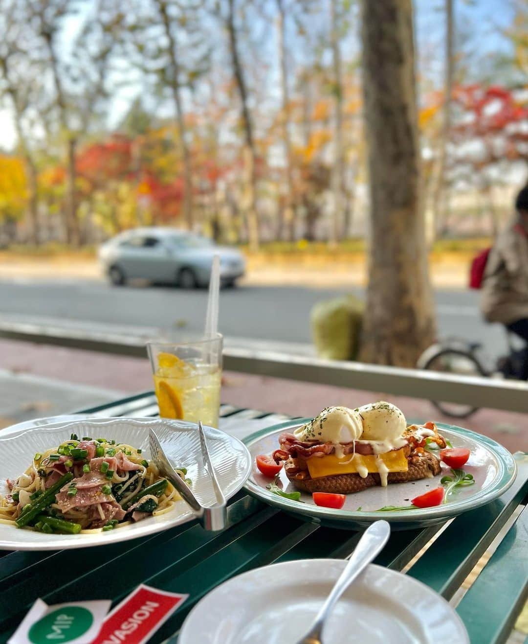 パク・ソヨンさんのインスタグラム写真 - (パク・ソヨンInstagram)「길에 낙엽보고 아직은 가을인가.. 했는데 다음주 비오고나면 계속 영하🥶ｦヲｦヲｦヲ 짱 추워진다하니 롱패딩 언능 꺼내자구욥! _ 저날도 안추운데? 했다가 콧물훌쩍 재채기연발ㅋㅋㅋ😂」11月26日 9時50分 - ssovely1024