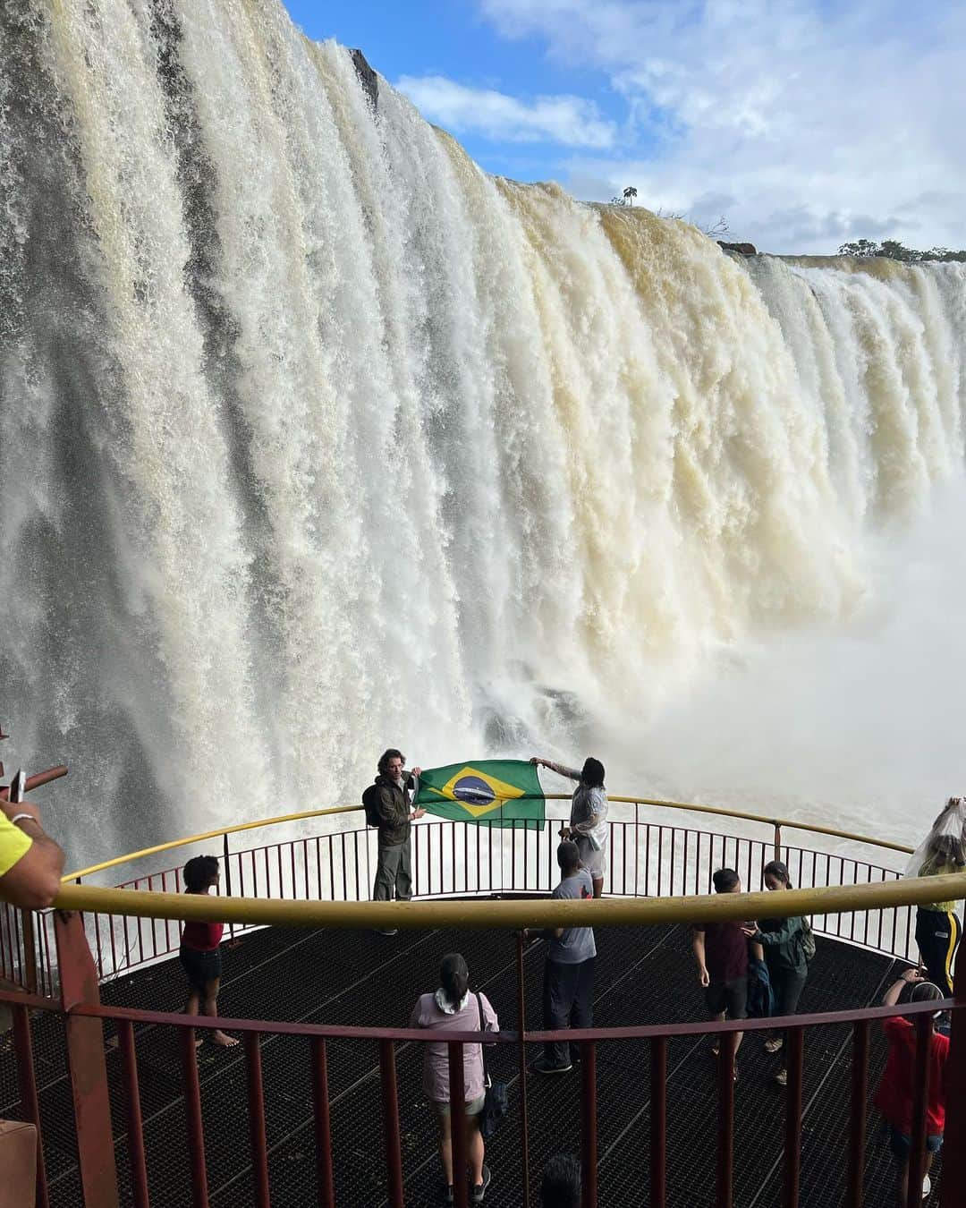 入山杏奈さんのインスタグラム写真 - (入山杏奈Instagram)「Las cataratas del Iguazú, del lado brasileño! 🇧🇷 Por supuesto que había escuchado hablar de este lugar, pero estar allí, verlo y sentirlo es otra cosa. No se necesita una explicación, vean las fotos y videos.💖💖💖  Y después de visitar a las cataratas del lado argentino (después subo las fotos), fui a Movie Cars 🎬🚗 es una exposición de coches, si no me equivoco tiene más de 20 escenarios y muchos coches famosos por las películas! Es un lugar muy padre y divertido. Y además de eso, sí tienes hambre puedes comer hamburguesas o hotdog 😋🍟🍔🌭🥤  世界遺産のイグアスの滝へ。 人は本当に感動したとき「すごーい」「やばーい」しか言えなくなるなと実感しました。😂 でも本当に言葉なんていらない。見て感じる。それが1番贅沢で素晴らしいことだと思いました😌🌱💙  あとアルゼンチンとの国境近くのMovie Carsでご飯を食べたよ！映画&車好きにはたまらない場所ですね🎬🚗✨」11月26日 11時08分 - iamannairiyama