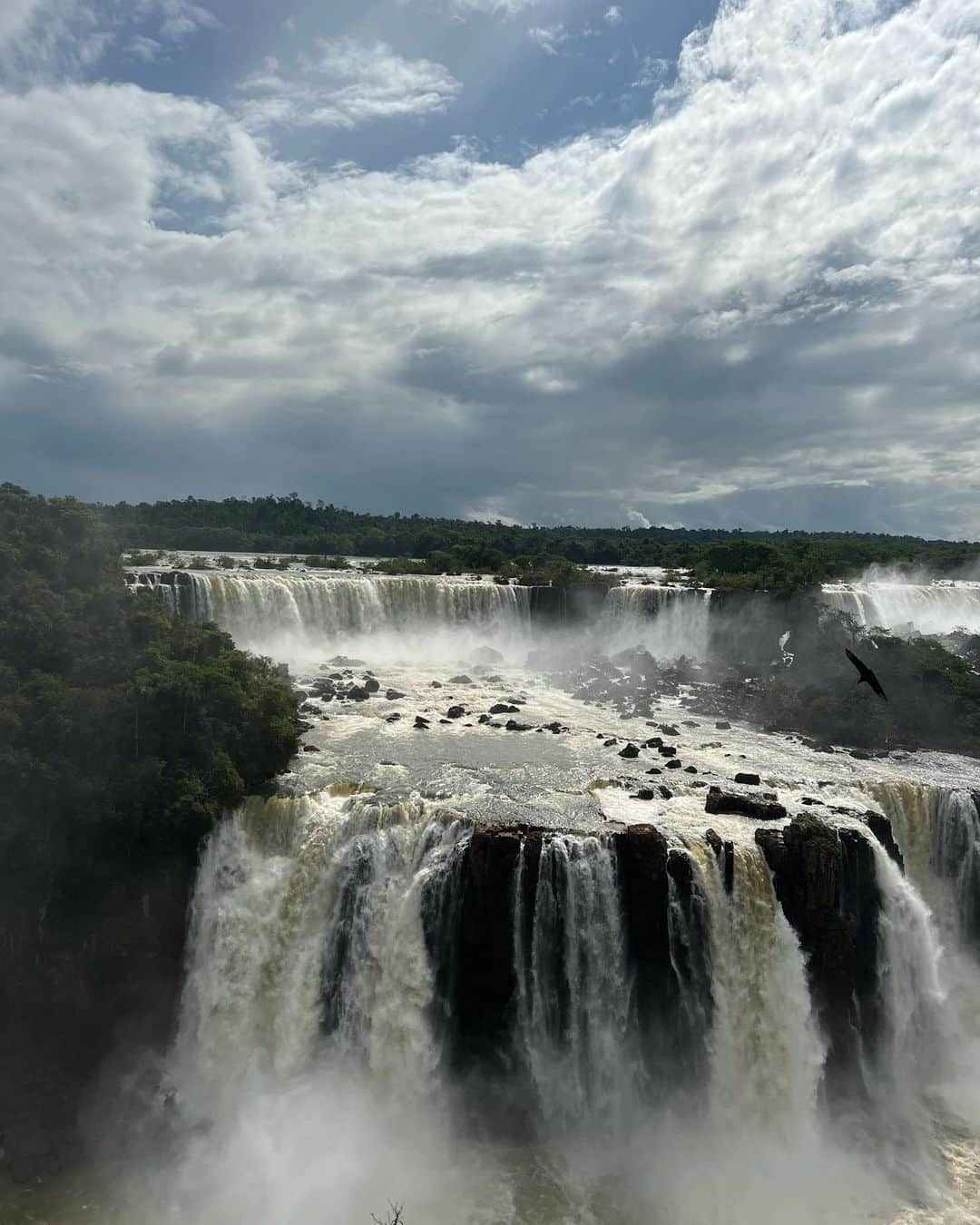 入山杏奈さんのインスタグラム写真 - (入山杏奈Instagram)「Las cataratas del Iguazú, del lado brasileño! 🇧🇷 Por supuesto que había escuchado hablar de este lugar, pero estar allí, verlo y sentirlo es otra cosa. No se necesita una explicación, vean las fotos y videos.💖💖💖  Y después de visitar a las cataratas del lado argentino (después subo las fotos), fui a Movie Cars 🎬🚗 es una exposición de coches, si no me equivoco tiene más de 20 escenarios y muchos coches famosos por las películas! Es un lugar muy padre y divertido. Y además de eso, sí tienes hambre puedes comer hamburguesas o hotdog 😋🍟🍔🌭🥤  世界遺産のイグアスの滝へ。 人は本当に感動したとき「すごーい」「やばーい」しか言えなくなるなと実感しました。😂 でも本当に言葉なんていらない。見て感じる。それが1番贅沢で素晴らしいことだと思いました😌🌱💙  あとアルゼンチンとの国境近くのMovie Carsでご飯を食べたよ！映画&車好きにはたまらない場所ですね🎬🚗✨」11月26日 11時08分 - iamannairiyama