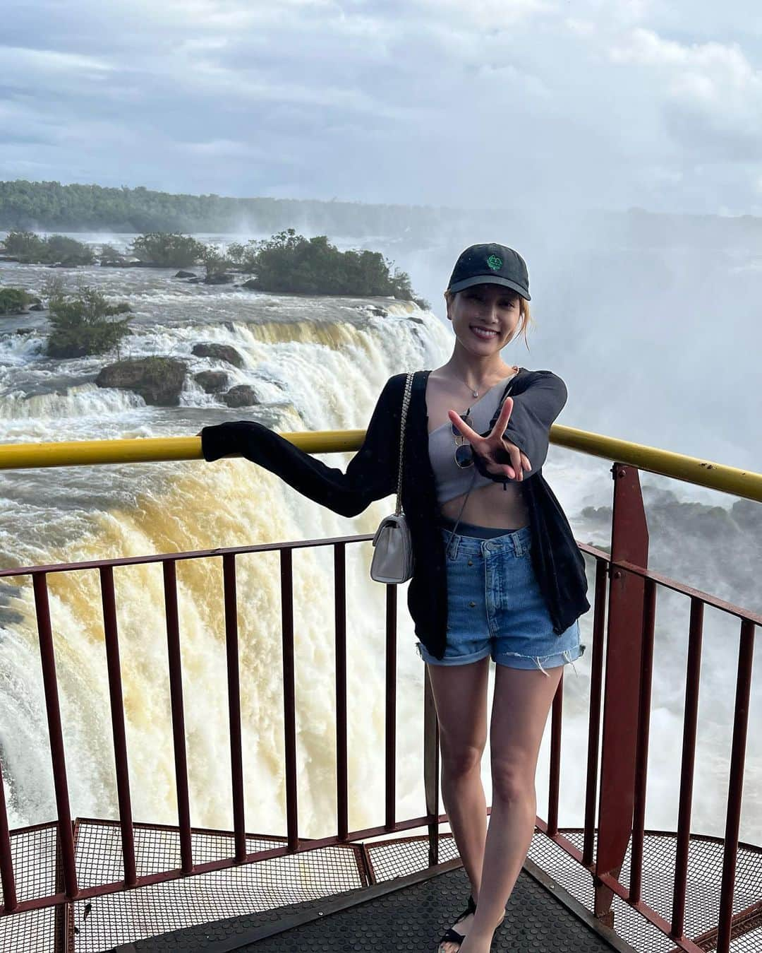 入山杏奈さんのインスタグラム写真 - (入山杏奈Instagram)「Las cataratas del Iguazú, del lado brasileño! 🇧🇷 Por supuesto que había escuchado hablar de este lugar, pero estar allí, verlo y sentirlo es otra cosa. No se necesita una explicación, vean las fotos y videos.💖💖💖  Y después de visitar a las cataratas del lado argentino (después subo las fotos), fui a Movie Cars 🎬🚗 es una exposición de coches, si no me equivoco tiene más de 20 escenarios y muchos coches famosos por las películas! Es un lugar muy padre y divertido. Y además de eso, sí tienes hambre puedes comer hamburguesas o hotdog 😋🍟🍔🌭🥤  世界遺産のイグアスの滝へ。 人は本当に感動したとき「すごーい」「やばーい」しか言えなくなるなと実感しました。😂 でも本当に言葉なんていらない。見て感じる。それが1番贅沢で素晴らしいことだと思いました😌🌱💙  あとアルゼンチンとの国境近くのMovie Carsでご飯を食べたよ！映画&車好きにはたまらない場所ですね🎬🚗✨」11月26日 11時08分 - iamannairiyama