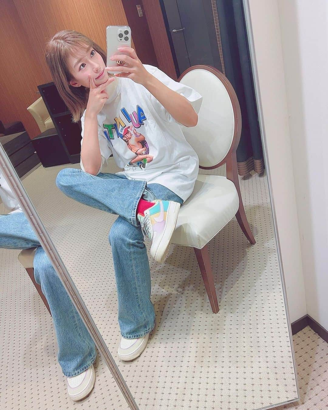 大貫彩香さんのインスタグラム写真 - (大貫彩香Instagram)「阪急ポップアップでAUINITEとコラボしたTシャツやポスターのオンライン販売が決定し始まりたりました！(投稿した画像の後半の白Tだけなぜか画質悪いです💦本物はとても綺麗です🙇🏻‍♀️✨着用参考です🌸)  実は始まってます！  ストーリーでは詳しく話していましたが、 こちらポップアップ期間中にオンラインでも！というお声が多く実現する運びとなりました😊  それに合わせて現場で撮ったチェキも開放し、そちらは既に売り切れてしましいました🙇🏻‍♀️！！頑張ってたくさん撮ったけど、どうしても現場が忙しく、数に限りがあり、ごめんなさい。開始直後からたくさんのご注文ありがとうございます！！！  チェキの方で全作品を見られるのでお届けを是非お楽しみにしてて下さい😊  またポップアップで店頭に置いていて私も写真で着ているTシャツ２種はまだ在庫があってGETして頂けます✨(在庫無くなり次第終了🙇🏻‍♀️)  ポスターも展示されていたものと同じで、こちらは受注なので皆さんお手にとっていただけます！！大好きな作品です😊🥰  AUINITEのホームページの方では コラボアイテムを2点以上お買い上げて非売品のトートバッグも(数量限定無くなり次第終了で)プレゼントやってます！Tシャツ単体買いしたい方はこちらからお願いします！  写真展ホームページの方では特典付きのコンプリートセットをご用意していただきました💐💌 A、Bとそれぞれボリュームがあって、さちょらー必見です！全部揃えたい方、ポスター単体買いしたい方はこちらから！  それぞれストーリーハイライトのオンラインの覧から飛んでみて下さい💡  12月18日までの販売で打ち切りですのでお見逃しなく！💫  チェックしてみてください💡」11月26日 11時21分 - sayaka_oonuki