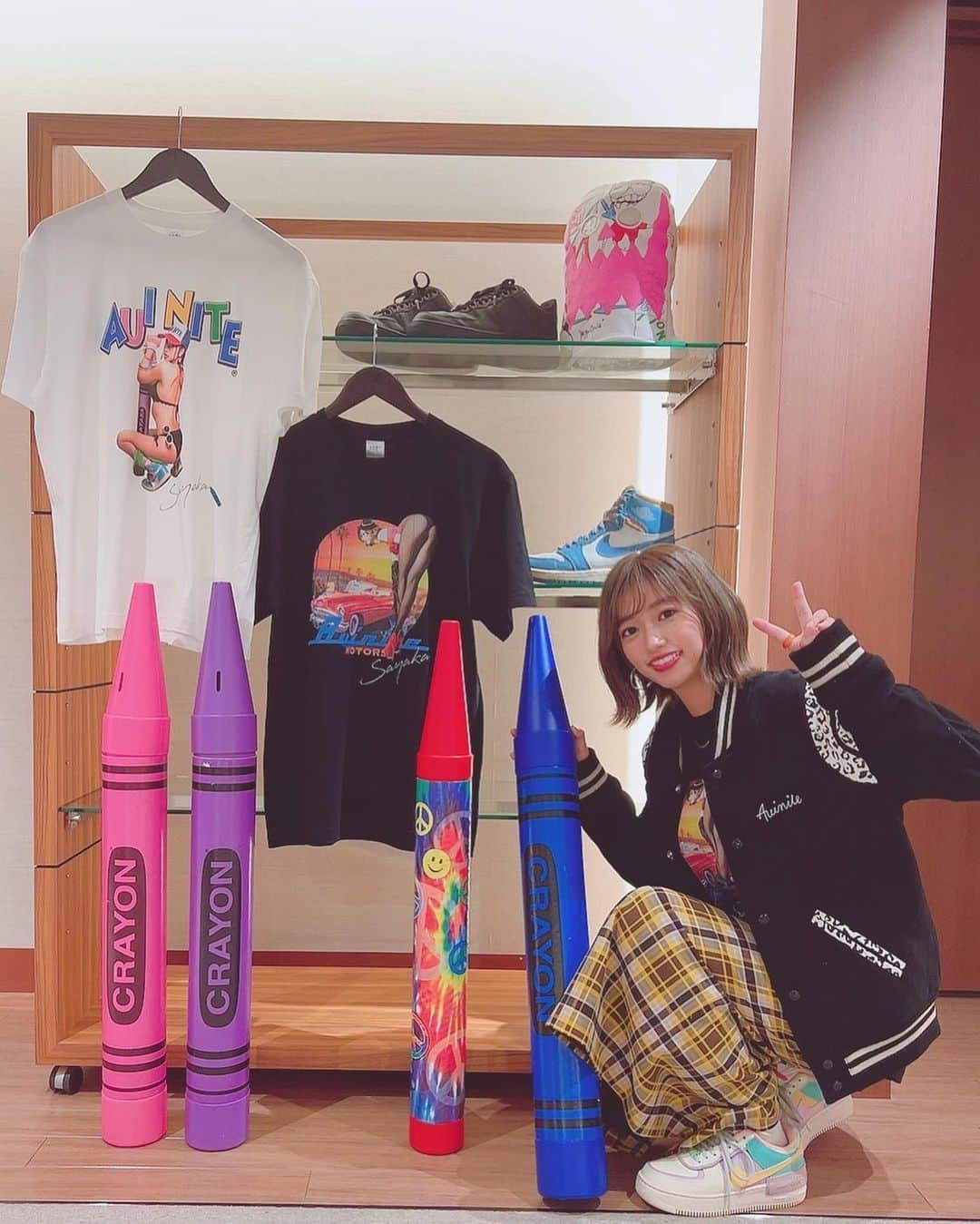 大貫彩香さんのインスタグラム写真 - (大貫彩香Instagram)「阪急ポップアップでAUINITEとコラボしたTシャツやポスターのオンライン販売が決定し始まりたりました！(投稿した画像の後半の白Tだけなぜか画質悪いです💦本物はとても綺麗です🙇🏻‍♀️✨着用参考です🌸)  実は始まってます！  ストーリーでは詳しく話していましたが、 こちらポップアップ期間中にオンラインでも！というお声が多く実現する運びとなりました😊  それに合わせて現場で撮ったチェキも開放し、そちらは既に売り切れてしましいました🙇🏻‍♀️！！頑張ってたくさん撮ったけど、どうしても現場が忙しく、数に限りがあり、ごめんなさい。開始直後からたくさんのご注文ありがとうございます！！！  チェキの方で全作品を見られるのでお届けを是非お楽しみにしてて下さい😊  またポップアップで店頭に置いていて私も写真で着ているTシャツ２種はまだ在庫があってGETして頂けます✨(在庫無くなり次第終了🙇🏻‍♀️)  ポスターも展示されていたものと同じで、こちらは受注なので皆さんお手にとっていただけます！！大好きな作品です😊🥰  AUINITEのホームページの方では コラボアイテムを2点以上お買い上げて非売品のトートバッグも(数量限定無くなり次第終了で)プレゼントやってます！Tシャツ単体買いしたい方はこちらからお願いします！  写真展ホームページの方では特典付きのコンプリートセットをご用意していただきました💐💌 A、Bとそれぞれボリュームがあって、さちょらー必見です！全部揃えたい方、ポスター単体買いしたい方はこちらから！  それぞれストーリーハイライトのオンラインの覧から飛んでみて下さい💡  12月18日までの販売で打ち切りですのでお見逃しなく！💫  チェックしてみてください💡」11月26日 11時21分 - sayaka_oonuki