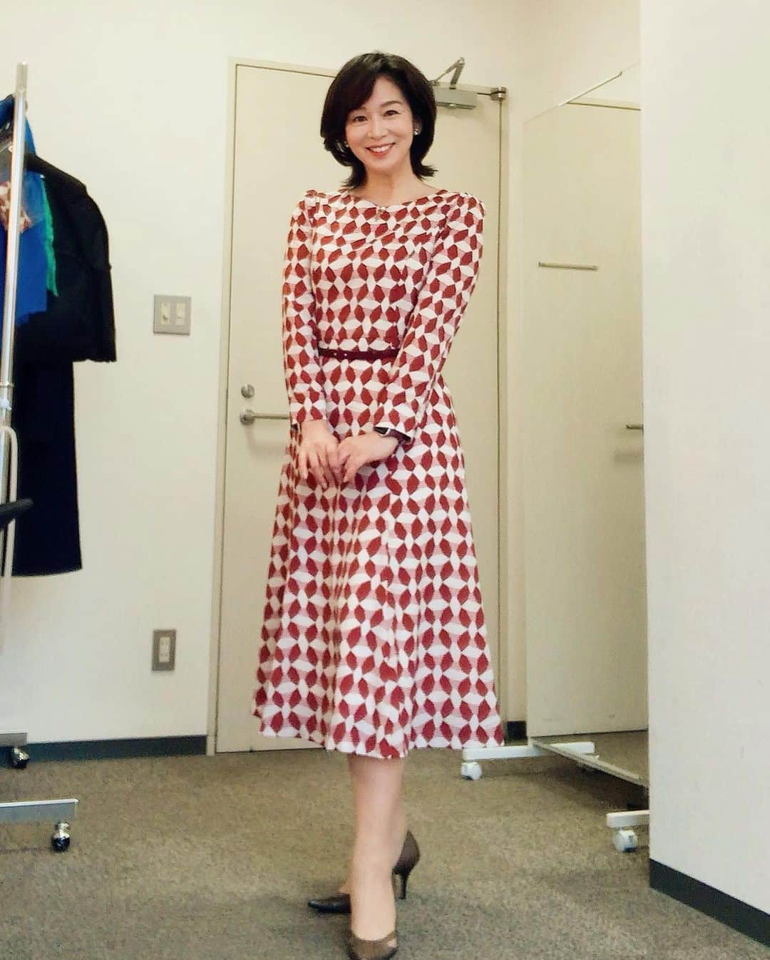 伊藤聡子さんのインスタグラム写真 - (伊藤聡子Instagram)「先々週のアップ♪の衣装はHANAE MORI ALMA EN ROSEの赤の幾何学模様のワンピースでした😊 差し入れの栗おこわおにぎり🌰栗がゴロゴロ入ってました🌰🌰🌰 もう一つは新幹線でいただきました。 なんと、鳥おこわの中から何かが！ あは💕卵がまるまる1個入ってました〜😆 なんだか幸せ❣️ #メーテレアップ#アルマアンローズ#hanaemori#豪華なおこわおにぎり#伊藤聡子」11月26日 12時34分 - satokoito73