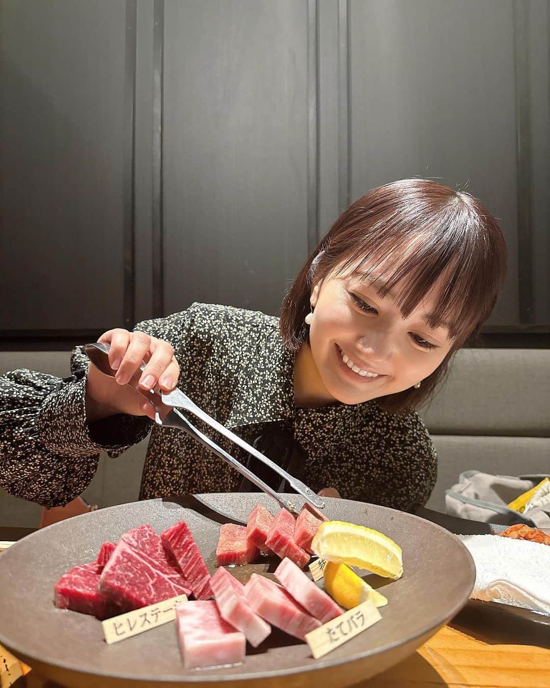 浜田翔子さんのインスタグラム写真 - (浜田翔子Instagram)「先日（いい夫婦の日近辺） 家族で銀座の焼き肉はんなさんへ  はんなコースをいただきました。  いろんなお肉味わえて 塩で味わったり、タレで味わって、最後はすき焼き✨ 沢山お肉食べた〜😌 おいしかった〜‼︎  ベビーカーでご飯屋さんは入れるとこじゃないとゆっくり味わえないのですが ベビーカーも大丈夫‼︎という事で 広々していて安心でした😌  私たちの席はオープン席なのですが、（個室風になってます） 半個室、個室もあるのでゆっくり味わいたいので嬉しいですね‼︎  いつも子育てしながら おうちご飯作ってが多くなってたのでやっぱり外食は幸せです😌✨ （坊やは途中から寝てくれました😌） 沢山カブが撮ってくれました✨  PR @ginzayakiniku_hanna #銀座焼肉はんな #銀座焼肉 #新橋焼肉 #銀座個室 #新橋個室 #銀座グルメ #銀座ディナー #新橋グルメ」11月26日 14時01分 - shoko_hamada