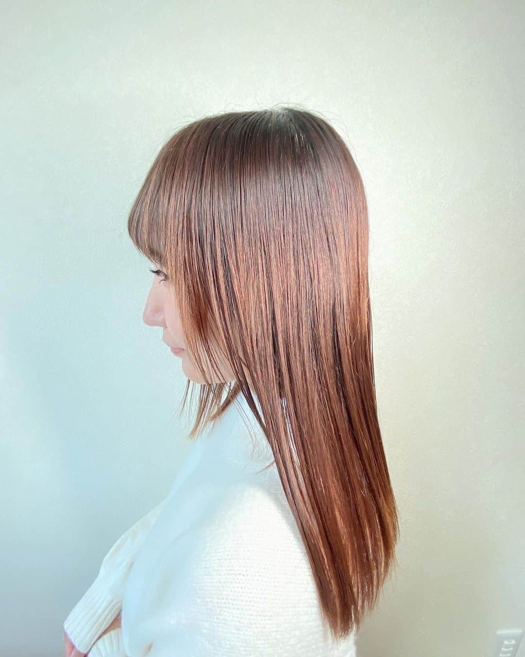 MIKIさんのインスタグラム写真 - (MIKIInstagram)「みきの髪の毛いっつもサラサラで綺麗って褒めてくれてるみんな注目😍❤️ 4枚目に動画載せてる🥹✨サラサラ伝わる？🫣 今使ってるやつ紹介しちゃう🥹 気が向いたらためしに買って使ってみて😍😍😍ほんまに毎日使ってると効果やばいから🤤💖 シャンプー、トリートメント、ミスト、 アウトバスミルク、オイル🤍全部毎日髪の毛に塗りたくってるんやけど🤣💕シャンプー・トリートメントだけとかオイルだけとかでも使ってみてほしい🙈❤️  ちなみにこの3枚目の写真の洗顔✨ あと、このオーガニックオイル‼️ 今までにないくらい肌に張り出る😳 乾燥も今までみたいにせんくなって 粉噴かんくなった笑🫣  クーポンコード ［5ZAYJ9QN］  このコードを作って購入いただけると10％OFFになるから、試してみて〜🤤💕💕 みき専用のコードやから🙈❤️ 買うってなったらこのクーポンコード入力して(^^)✨  購入は、みきのプロフィールのURLから飛んで🛩🌺 聞きたいことあったらDMして😏🤭  #美容 #美容液 #ホームケア #髪の毛 #綺麗な髪 #綺麗な髪になりたい #ツヤツヤサラサラ #美肌 #美肌ケア #清楚系女子 #清楚系 #shri_sila #cbd #cbd配合 #スキンケア #スキンケアオイル #シャンプー #トリートメント #洗顔 #洗顔フォーム #洗顔料 #オイル #ゴルフ女子 #美人 #美人になりたい #可愛い #綺麗になりたい #綺麗 #綺麗めコーデ #ゴルフ女子と繋がりたい」11月26日 14時22分 - mktyy_golf