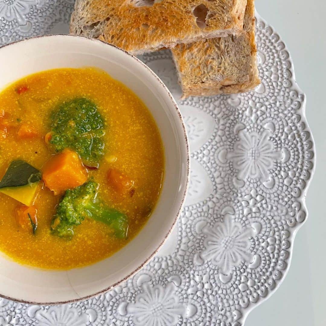 尾花貴絵さんのインスタグラム写真 - (尾花貴絵Instagram)「🥣 . スープの季節だ〜!!! あったまるぅぅう😮‍💨🧡 . お家に常備しておくと 簡単手軽に食べられるので… 忙しい時は特に重宝してます！！！ @greenspoonjp   今日は、南瓜とさつまいものポタージュにしたよ。 取材先で頂いたブラウンパンを添えて…😋🥄 . . #greenspoon #soup #yummy #greenspoonad #夜9時の置き換えごはん #野菜とるならグリーンスプーン」11月26日 14時40分 - kie_obana_