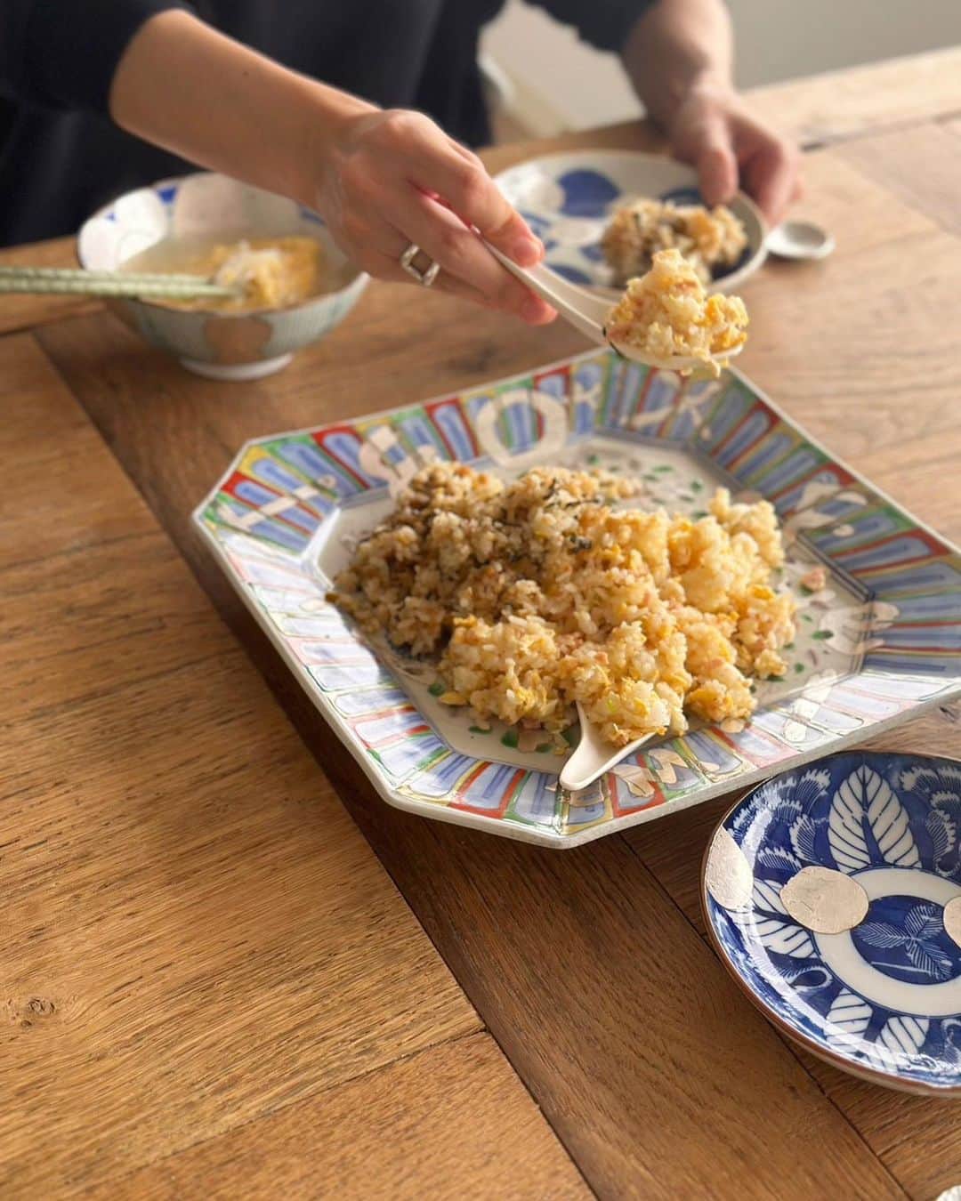 神崎恵さんのインスタグラム写真 - (神崎恵Instagram)「🍚 息子たちのお昼ごはんは、炒飯。 いろいろ作る時間もなかったから、炒飯2種類。 ピザで言う、ハーフ&ハーフです。なんとなく賑やかになる😂 高菜と明太子炒飯は仕上げにバター醤油で味付け。 卵とハムとネギ炒飯。　 野菜が足りないけれど、鮮やか器と春雨スープでなんとなくごまかしてみた🫶  #おうちごはん」11月26日 16時15分 - megumi_kanzaki