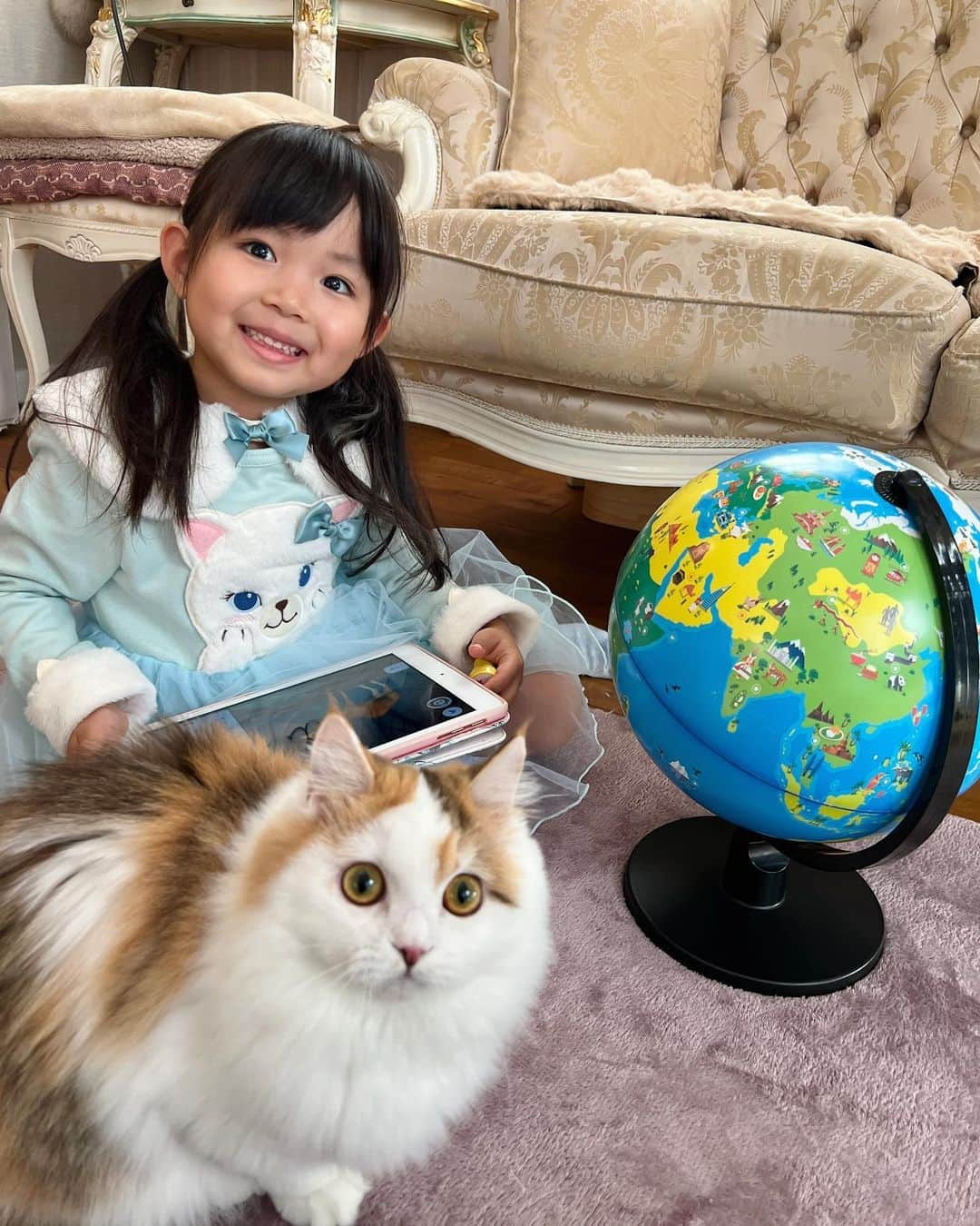 マンチカンのココ王子さんのインスタグラム写真 - (マンチカンのココ王子Instagram)「久々に登場の娘✨ 今日は猫娘です🐱♡ 尻尾もついてます☺️✨  Ribbon with my daughter in dress motif of cat.  AR地球儀を久しぶりに出して来ました！ まだ早いかなぁと思って寝かせていましたが、 4歳になった今、楽しく遊べるようになっていました😊💕  ARで色々なことが学べたり アプリのゲームは英語で話してくれたり 知育に良いので、 これからは置いておいて 自由に触らせたいです😊✨  Amazonブラックフライデーセール(11月25日（金）0:00から12月1日（木）23:59)期間中に600円割引となるそうです！  @globalasiapartners  AR地球儀Shifu Orboot（Earth） https://onl.tw/5xxnuyT  #pr#地球儀#猫のいる暮らし#猫のいる生活#猫と娘#シーフオーブート」11月26日 16時35分 - cocolog_cat