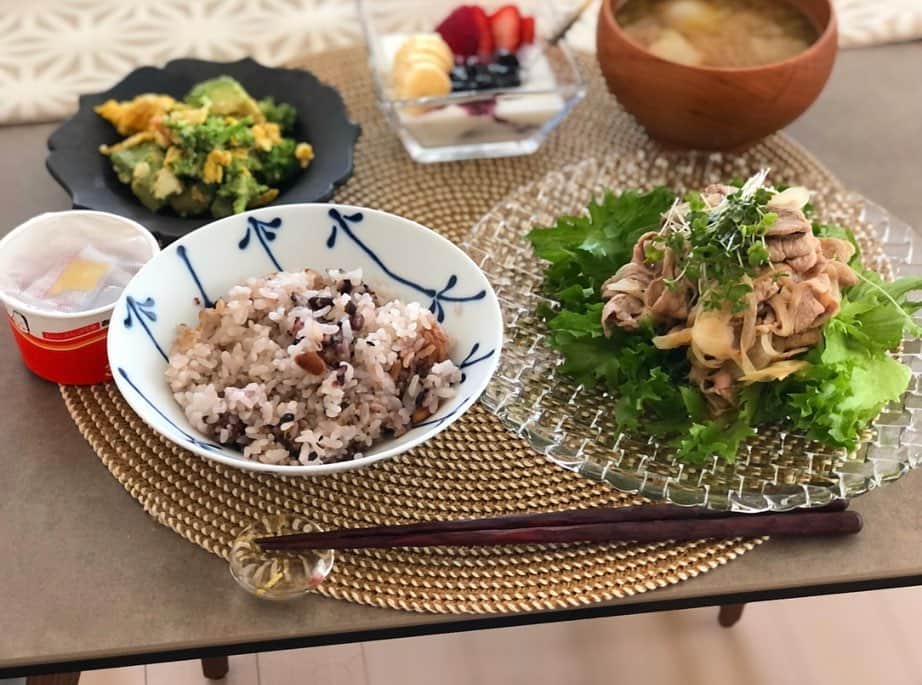 伊藤京子さんのインスタグラム写真 - (伊藤京子Instagram)「🍚🥢 嬉しいことにおうちごはんのリクエストをちょこちょこ頂くので投稿😋💕  夫が出張でいない日は野菜とお肉のスープに納豆ごはんなど簡単に済ませることが多いのですが、家族が揃った時はなるべく栄養バランスを考えて作っています👩‍🍳  この日は鶏肉のみぞれ煮がメイン。鶏胸肉を使用し、高タンパク低脂質。大根おろしを加えることでさっぱり食べられます✨離乳食用に作った肉団子はスープに加えて野菜も追加しました🌼 二枚目は本日のランチ！ 明太子が少し残っていたので、明太子、マヨネーズ、白だしを混ぜて、ブロッコリー、アボカド、炒り卵に和えました！ 今回は残り野菜で作りましたが海老などを加えたらホムパやちょっと豪華にしたい日にも良さそう！  しっかり食べて元気もりもり過ごしましょー🫶😊」11月26日 16時37分 - kyoko_ito1128