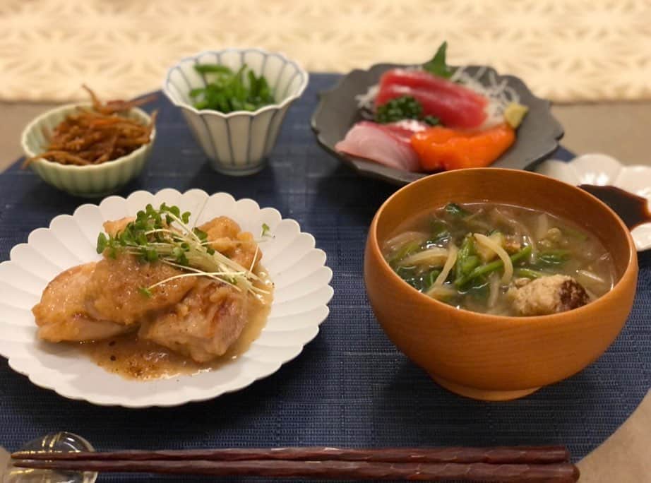 伊藤京子さんのインスタグラム写真 - (伊藤京子Instagram)「🍚🥢 嬉しいことにおうちごはんのリクエストをちょこちょこ頂くので投稿😋💕  夫が出張でいない日は野菜とお肉のスープに納豆ごはんなど簡単に済ませることが多いのですが、家族が揃った時はなるべく栄養バランスを考えて作っています👩‍🍳  この日は鶏肉のみぞれ煮がメイン。鶏胸肉を使用し、高タンパク低脂質。大根おろしを加えることでさっぱり食べられます✨離乳食用に作った肉団子はスープに加えて野菜も追加しました🌼 二枚目は本日のランチ！ 明太子が少し残っていたので、明太子、マヨネーズ、白だしを混ぜて、ブロッコリー、アボカド、炒り卵に和えました！ 今回は残り野菜で作りましたが海老などを加えたらホムパやちょっと豪華にしたい日にも良さそう！  しっかり食べて元気もりもり過ごしましょー🫶😊」11月26日 16時37分 - kyoko_ito1128