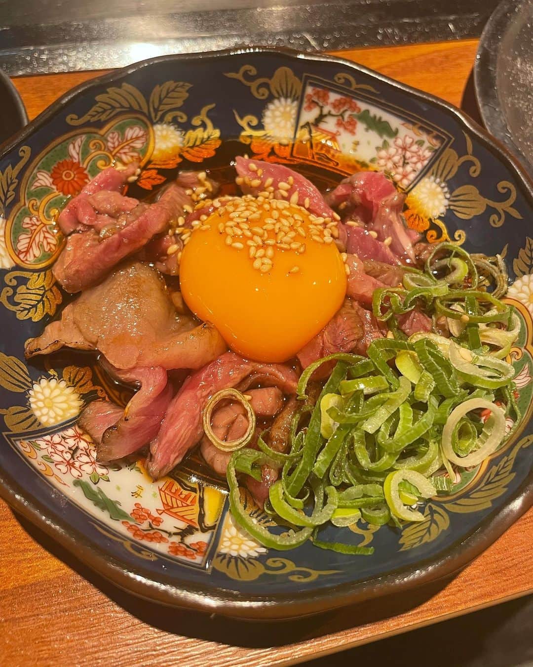 桜井莉菜さんのインスタグラム写真 - (桜井莉菜Instagram)「大阪で美味しそうなお店開発したくて友達に聞いたらここオススメされて行ってきた❤️ 【 @new.yakiniku.eito1201 】 焼肉食べ放題ってもう、私の大好きな言葉😂💕 後、最近の私の好きな食べ物ランキングに食い込んで来た肉寿司🍣もあって最強過ぎる😭💗 写真見たらわかるかもだけど、肉寿司追加しまくった😂💕 チーズビビンバもめちゃ美味しかったのに、夢中で食べてしまって写真撮るの忘れてた😂 美味しくて大満足でした❤️  #梅田グルメ #梅田ランチ #梅田ディナー #梅田飲み #大阪焼肉 #大阪グルメ #焼肉エイト #梅田焼肉 #焼肉食べ放題#トリドリベース#PR#肉寿司」11月26日 17時00分 - rina__sakurai