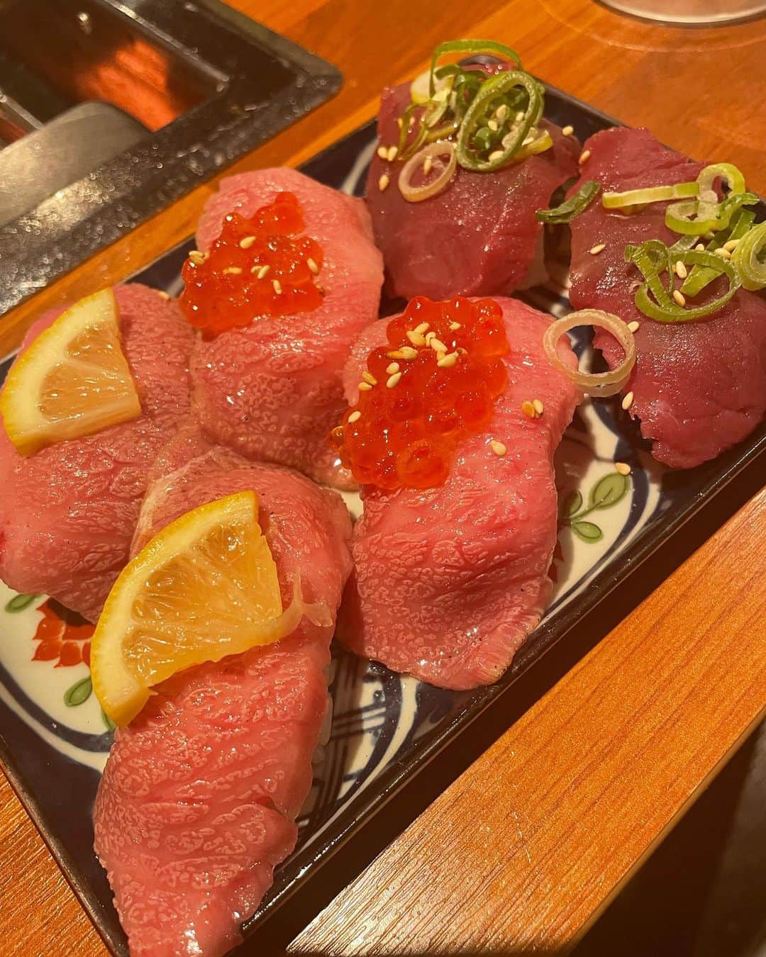 桜井莉菜さんのインスタグラム写真 - (桜井莉菜Instagram)「大阪で美味しそうなお店開発したくて友達に聞いたらここオススメされて行ってきた❤️ 【 @new.yakiniku.eito1201 】 焼肉食べ放題ってもう、私の大好きな言葉😂💕 後、最近の私の好きな食べ物ランキングに食い込んで来た肉寿司🍣もあって最強過ぎる😭💗 写真見たらわかるかもだけど、肉寿司追加しまくった😂💕 チーズビビンバもめちゃ美味しかったのに、夢中で食べてしまって写真撮るの忘れてた😂 美味しくて大満足でした❤️  #梅田グルメ #梅田ランチ #梅田ディナー #梅田飲み #大阪焼肉 #大阪グルメ #焼肉エイト #梅田焼肉 #焼肉食べ放題#トリドリベース#PR#肉寿司」11月26日 17時00分 - rina__sakurai