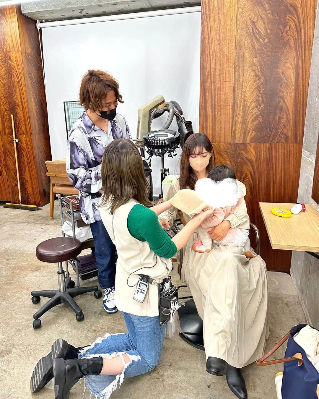 加藤瑠美さんのインスタグラム写真 - (加藤瑠美Instagram)「親子でヘアカット💇‍♀️🤍 @tatsukahiroshi さんの元へ娘を連れて駆け込みました💨 私も娘も約1ヶ月半ぶり✂️ 私はいつも通りフルコースで カラートリートメントカットをお願いしました✨ 髪が綺麗になると本当に気分が変わる🥹💫  娘は前髪が伸びていたので前髪カットをお願いしました👧🏻 3分くらいであっという間にちょうどよく カットしてくださって感動した…🥲 しかもお値段なんと¥1,100！！ 子どもカットっていつも高いから もう破格すぎてびっくりした…🙈 しかも子供用の美容室ってすごく先まで予約が埋まっていて なかなか行けなくて🥹 急遽切っていただけて本当に助かりました🙇‍♀️ めちゃくちゃ可愛くしてもらえて大満足❣️ ありがとうございました✨  📍 #gardenomotesando  @tatsukahiroshi 東京都渋谷区神宮前5-2-19 表参道山田ビル2F 03-5468-8686  #Japanese#japanesegirl##omotesando#gardenomotesando#年子ママ#東京ママ#男の子ママ#女の子ママ#東京ママ#表参道美容室#ガーデン表参道#ヘアケア#前髪#前髪カット#ストレートパーマ#前髪ストレート」11月26日 17時23分 - katorubi