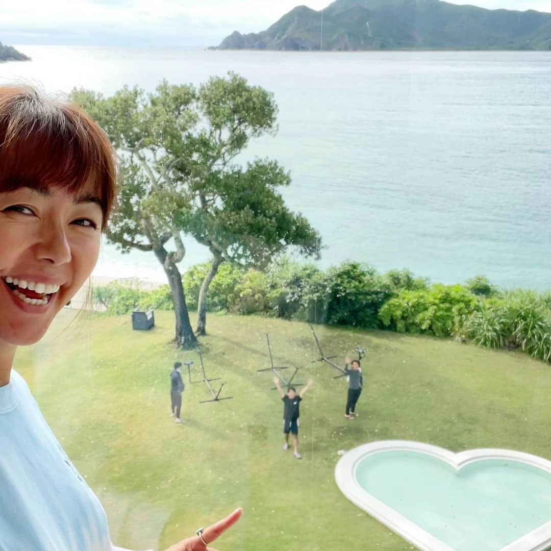 田中律子さんのインスタグラム写真 - (田中律子Instagram)「奄美大島HOTEL THE SCENE @the_scene_wellnessresort   目の前は、加計呂麻島と海🏖 お庭にはハートのプール♥️ お部屋は広くて最高だし、スタッフみんなフレンドリーで、また帰ってきたくなる居心地のいいホテルです🤩  支配人のコバさん、スタッフはるちゃん、マリンスタッフのみんな、たくさんお世話になりました🙌🏼♥️🌞🏄‍♀️🤿⛵️🍷  またすぐ帰ってくるねーー🤍 ありがっさまりょーたー🙏🏼  #hotelthescene  #wellnessresort  #wellnesstrip  #ウェルトリ  #リトリート  #大人の遠足  #奄美大島  #ありがとう」11月26日 18時05分 - ri2kotanaka