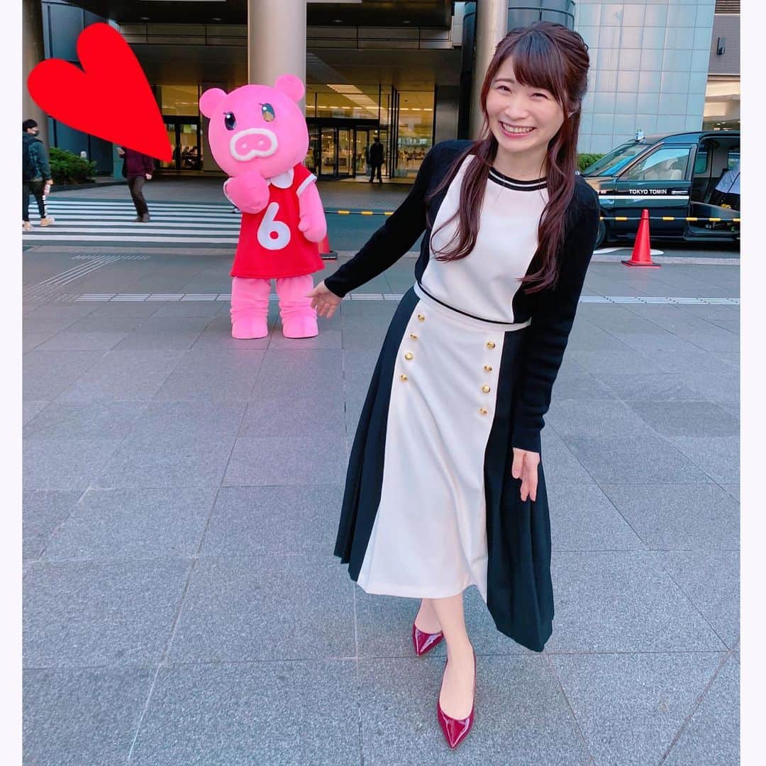 國本未華さんのインスタグラム写真 - (國本未華Instagram)「四コマストーリー🤭 みなさんもストーリー考えてみてね！ ①横断歩道は手をあげて渡りましょう。 ②足元も気をつけましょう。 ③目的地まではできるだけ寄り道せずに向かいましょう。 ④まもなく到着…と思いきやおーっと！いちごケーキの看板に目を奪われたブーナちゃんでした。  #nスタ #ブーナちゃん #衣装 #didiguranjie」11月26日 18時15分 - kunimoto_mika