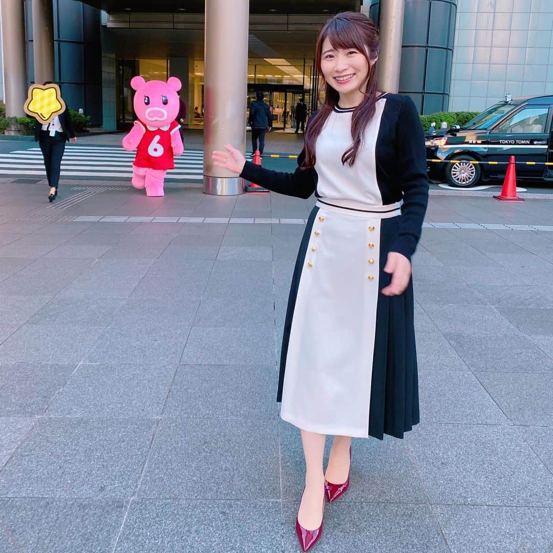 國本未華さんのインスタグラム写真 - (國本未華Instagram)「四コマストーリー🤭 みなさんもストーリー考えてみてね！ ①横断歩道は手をあげて渡りましょう。 ②足元も気をつけましょう。 ③目的地まではできるだけ寄り道せずに向かいましょう。 ④まもなく到着…と思いきやおーっと！いちごケーキの看板に目を奪われたブーナちゃんでした。  #nスタ #ブーナちゃん #衣装 #didiguranjie」11月26日 18時15分 - kunimoto_mika