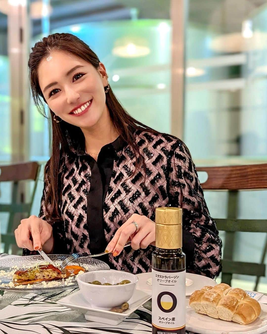 石井里奈さんのインスタグラム写真 - (石井里奈Instagram)「スペイン初日のランチ❤️ スペイン産のオリーブオイルをたっぷり使ったシェフおまかせコースを👩‍🍳✨ . ランチの前にオリーブオイルのテイスティングをしたのだけど、香りも味も全然違くてびっくり❣️本当後味も広がる香りもそれぞれ特徴があって知らないオリーブの世界を堪能させてもらいました！（手で温めるとより香りがわかるみたい） . とにかくとっても美味しくて摘みたては特に美味しくて、人生で一番美味しいオリーブオイルを堪能しつづけてます🫒︎💕︎ 世界でもオリーブオイルって世界でスペイン産が生産量、輸出量圧倒的一位なの🙆‍♀️工程も見させてもらって拘りと手間があって本当感動でした🥹✨ . @oliveoilsspainjp  @picualiaaove @aureumrestaurante  #oliveoilfromspain #spanishoiliveoil #Spain #spanishproduct #helthylifestyle #triptospain #スペイン産オリーブオイル #スペイン #picualiaaove」11月26日 19時19分 - ri7tin1025