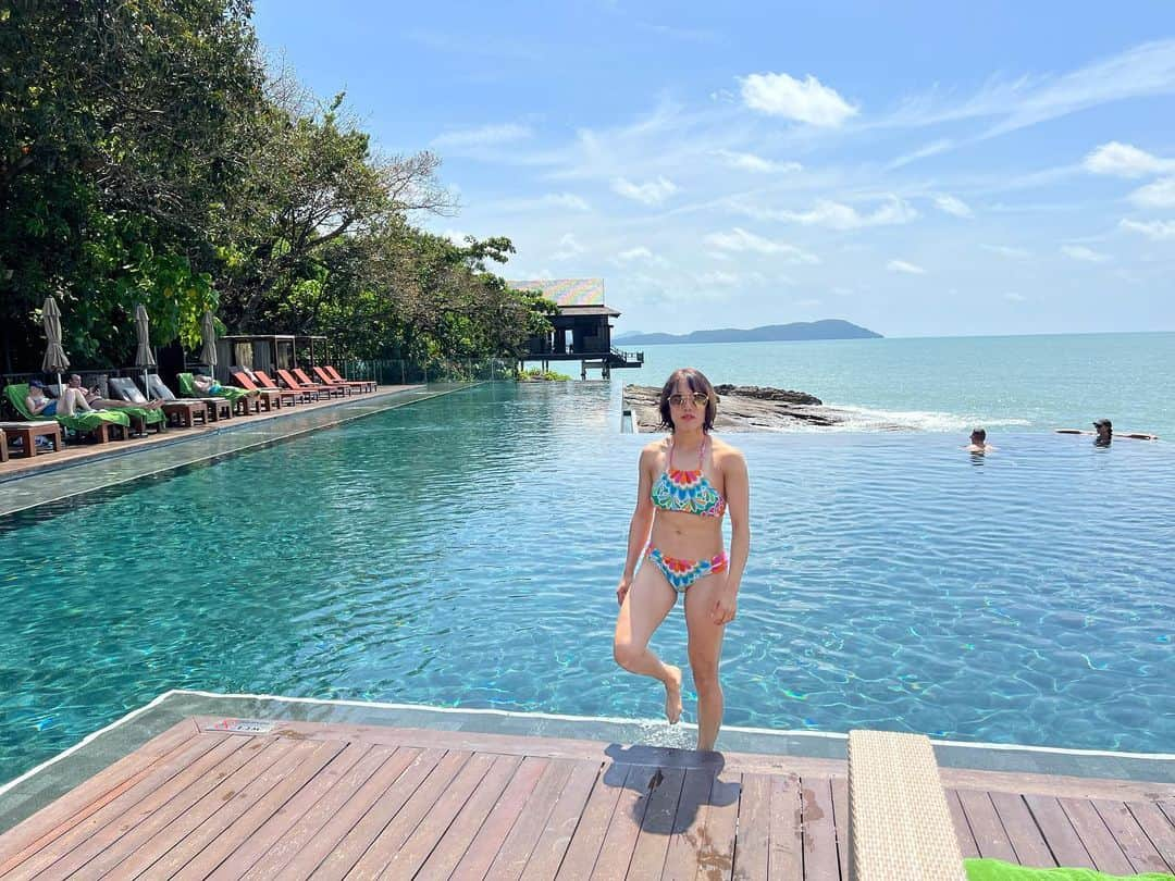 加藤未唯さんのインスタグラム写真 - (加藤未唯Instagram)「👙🏊 × 🌊🌴 #langkawi #resort #pool #bikini  #ランカウイ #プール #リゾート #ビキニ」11月26日 20時07分 - miyukato1121