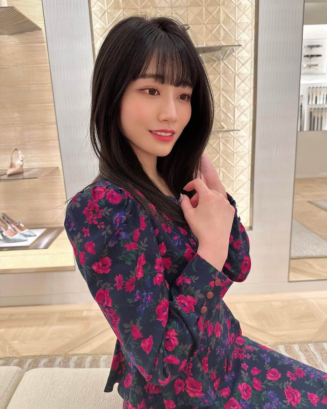 河北彩花さんのインスタグラム写真 - (河北彩花Instagram)「⁡ ⁡ 今ナンバーワンのお気に入りのお洋服❤️ ⁡ ⁡ 実はこれ80年代のお洋服なの‪‪.ᐟ‪.ᐟ 今度全身載せます‥❤︎🙏🏻   #80年代ファッション  #私服  #ブルベメイク」11月26日 21時37分 - saika_kawakita__official