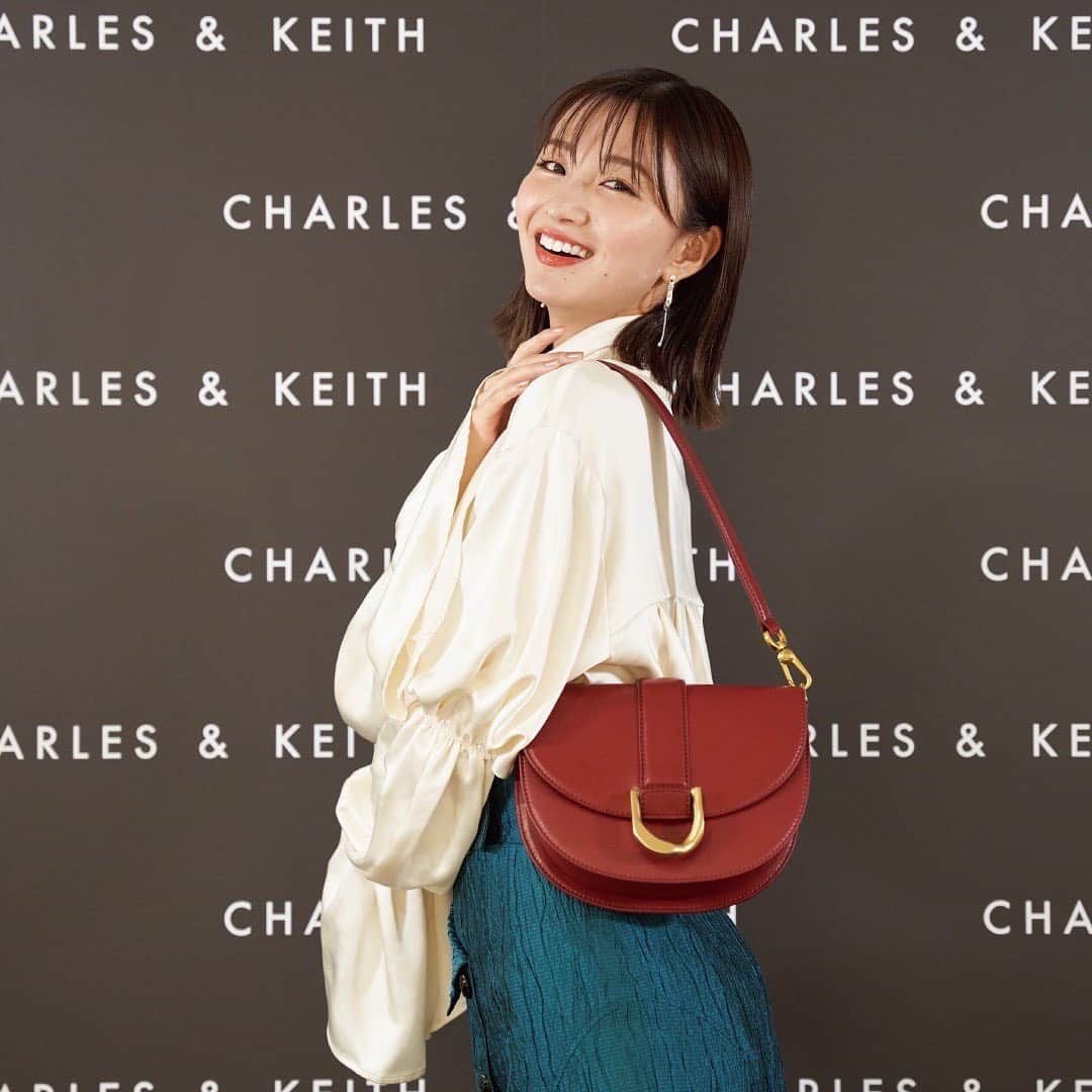 岡崎紗絵さんのインスタグラム写真 - (岡崎紗絵Instagram)「CHARLES & KEITH 名古屋ゲートウォーク店 イベントへお越しくださった皆様ありがとうございました！  初めて皆さんに直接、対面でお会いできて本当に嬉しかったです☺️ 距離感が近くて緊張でしたが、 温かく迎えてくださって楽しくお話しできました🙌  地元ということもあってとても感慨深い気持ちです。 また皆さんにお会いできますように、、😌  チャールズアンドキースの可愛いアイテムも是非チェックしてね🧚🏻‍♀️  #チャールズアンドキース #チャールズアンドキース名古屋ゲートウォーク」11月26日 21時54分 - sae_okazaki