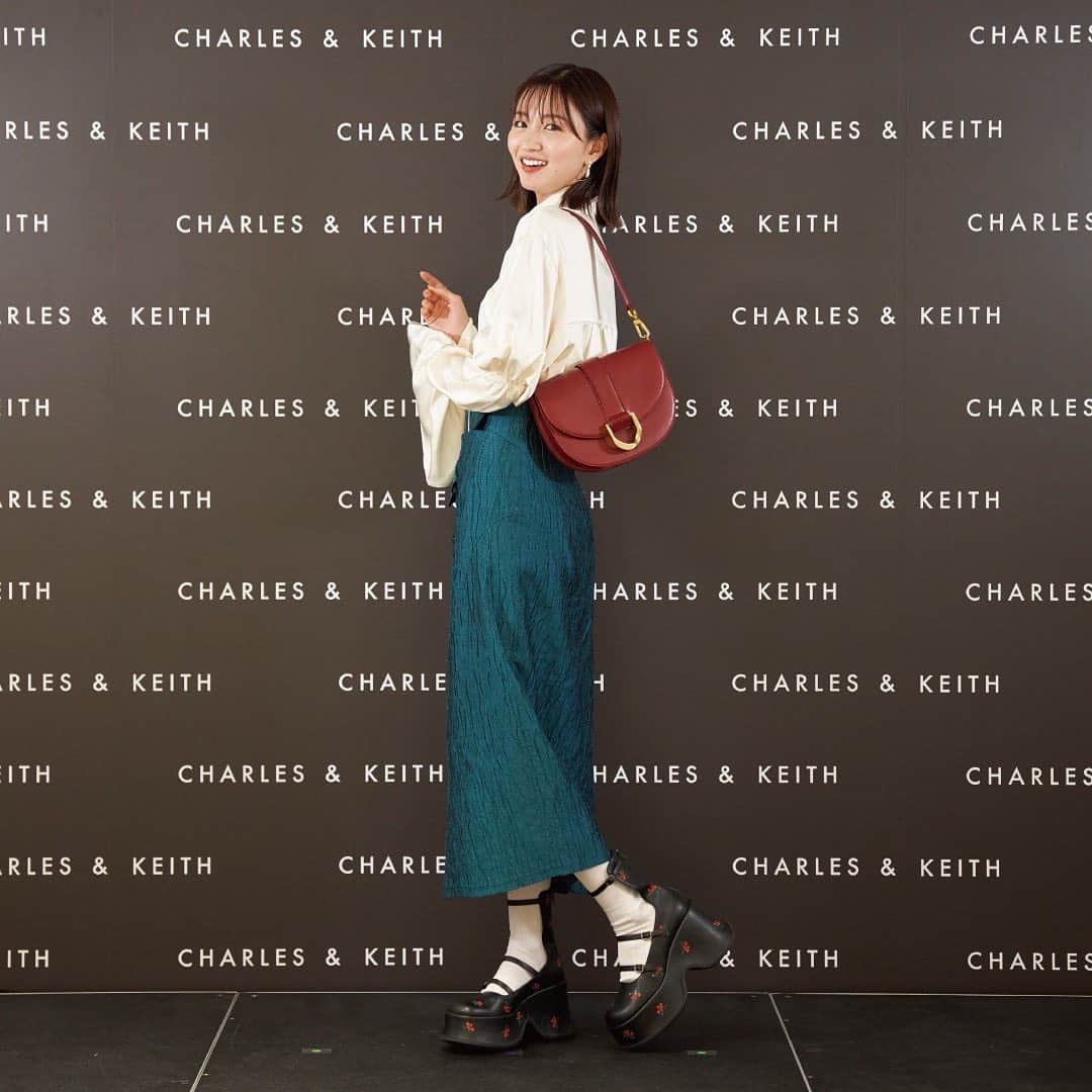 岡崎紗絵さんのインスタグラム写真 - (岡崎紗絵Instagram)「CHARLES & KEITH 名古屋ゲートウォーク店 イベントへお越しくださった皆様ありがとうございました！  初めて皆さんに直接、対面でお会いできて本当に嬉しかったです☺️ 距離感が近くて緊張でしたが、 温かく迎えてくださって楽しくお話しできました🙌  地元ということもあってとても感慨深い気持ちです。 また皆さんにお会いできますように、、😌  チャールズアンドキースの可愛いアイテムも是非チェックしてね🧚🏻‍♀️  #チャールズアンドキース #チャールズアンドキース名古屋ゲートウォーク」11月26日 21時54分 - sae_okazaki