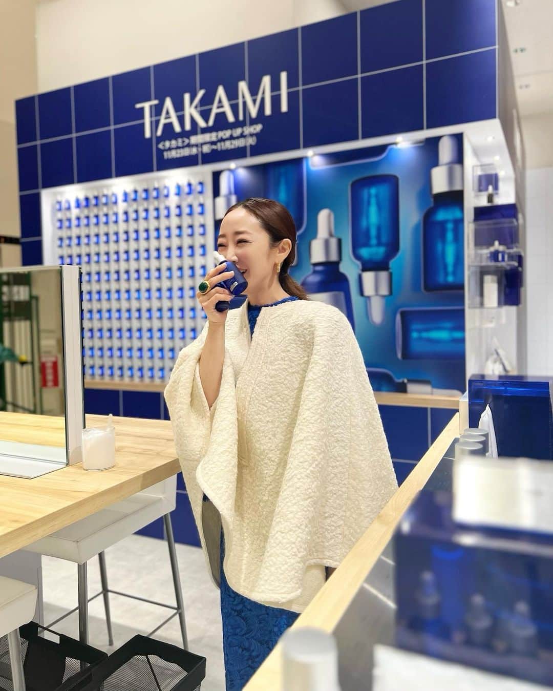 神崎恵さんのインスタグラム写真 - (神崎恵Instagram)「🟦 お仕事前に、伊勢丹新宿店で開催中のTAKAMIポップアップへ💨 限定アイテムや体験ができるポップアップは毎回楽しみにしています。 TAKAMIは愛用しているアイテムが多いので、今回も楽しみにしていました。 スキンピールの大きなサイズ🟦も嬉しいし、TAKAMI GINZAでしか体験できなかった角質ペーパーでの手圧チェックができたり、泡の弾力🫧☁️が確認できたり。 ここぞとばかりにいろいろな質問ができるのも楽しくて。 あー、楽しかった。 スキンピールにスキンピールボディ、エッセンスCEに、APSソリューション10、美肌コットンクロスにリップ。 試してもらいたいものがいっぱい。 来週29日(火)まで開催中。」11月26日 21時55分 - megumi_kanzaki